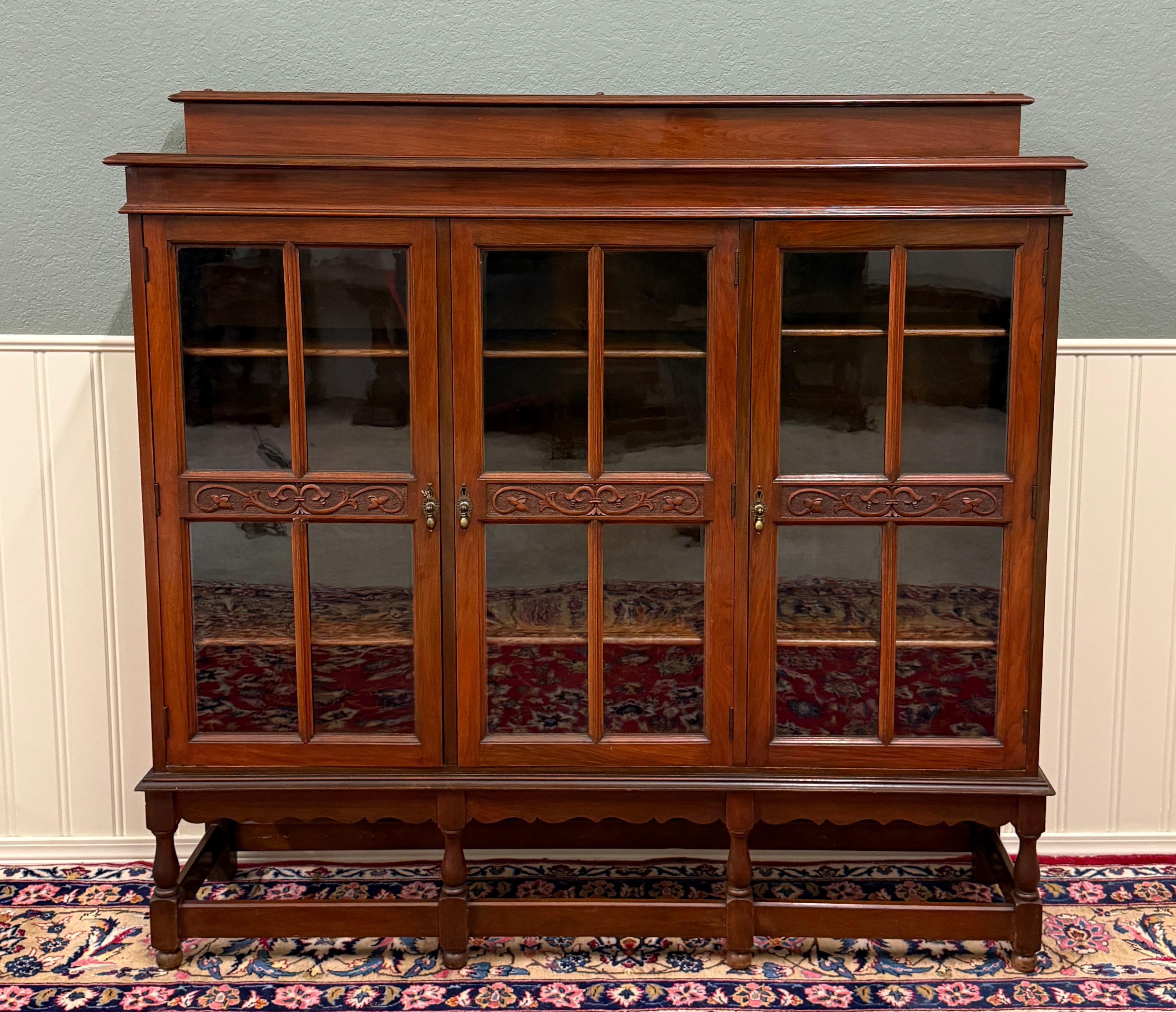 Antica libreria giacobina inglese Libreria Cabinet Wavy a 3 ante in vetro Mogano in vendita 7