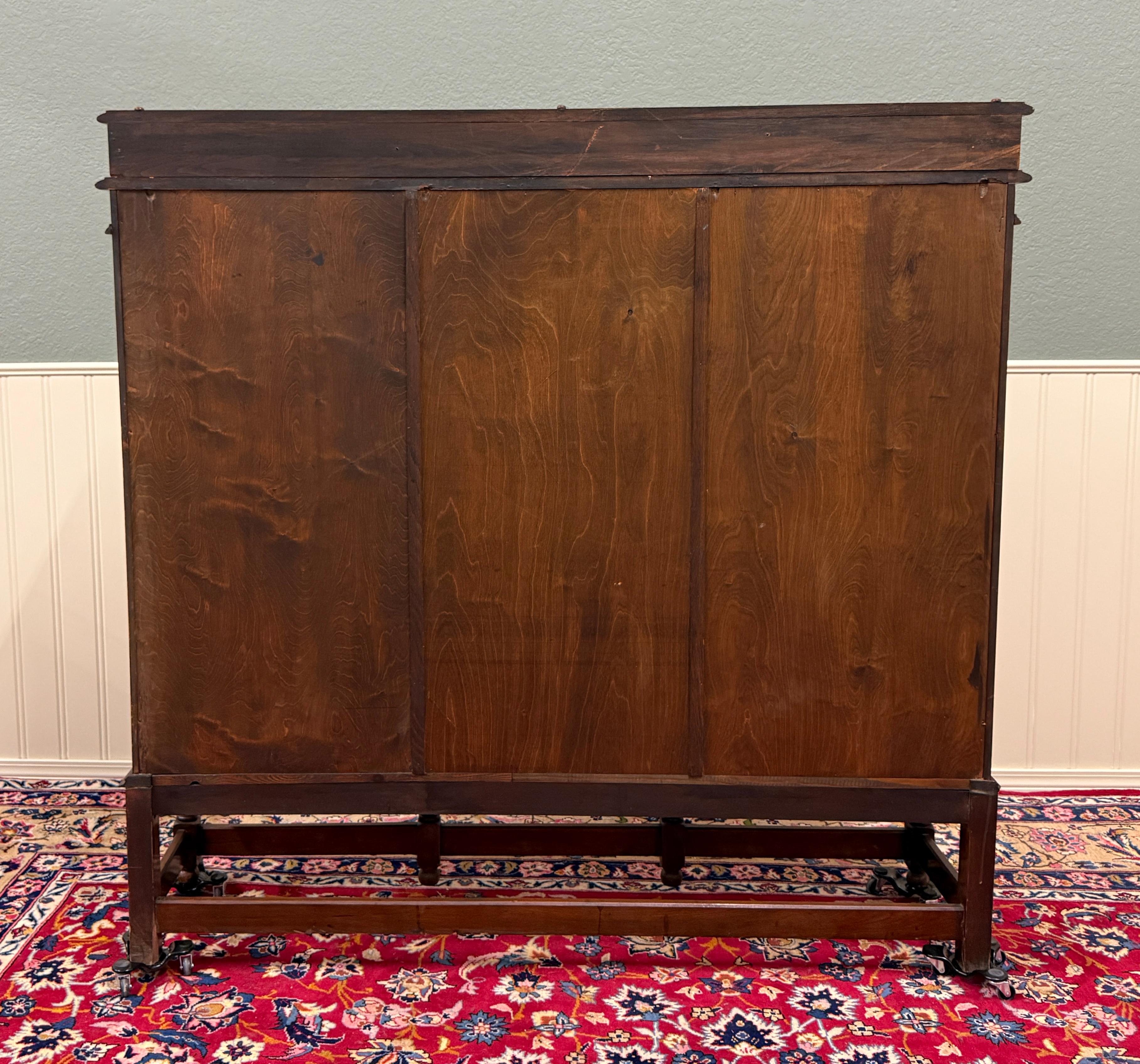 Antica libreria giacobina inglese Libreria Cabinet Wavy a 3 ante in vetro Mogano in vendita 9