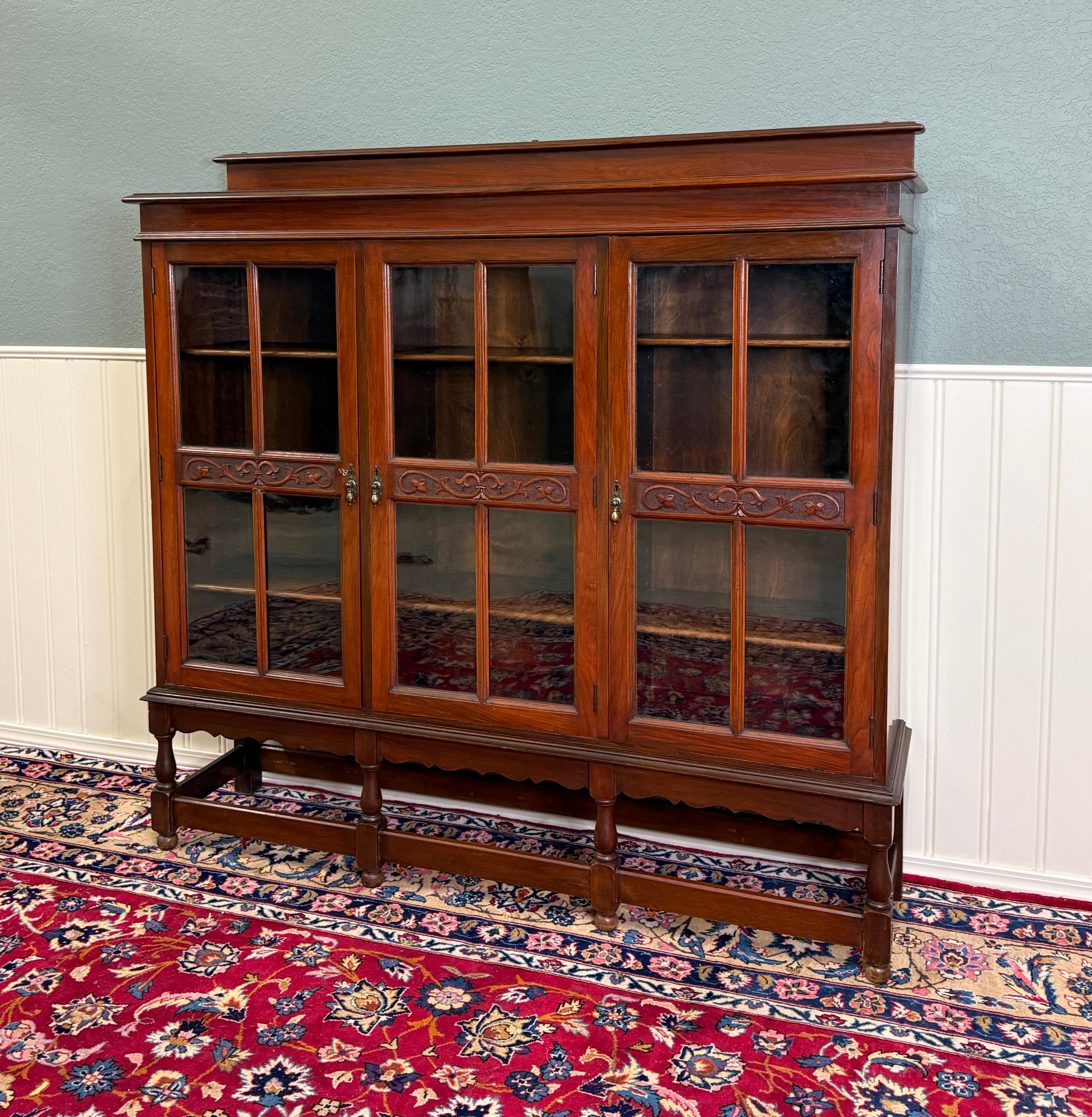 Giacobiano Antica libreria giacobina inglese Libreria Cabinet Wavy a 3 ante in vetro Mogano in vendita