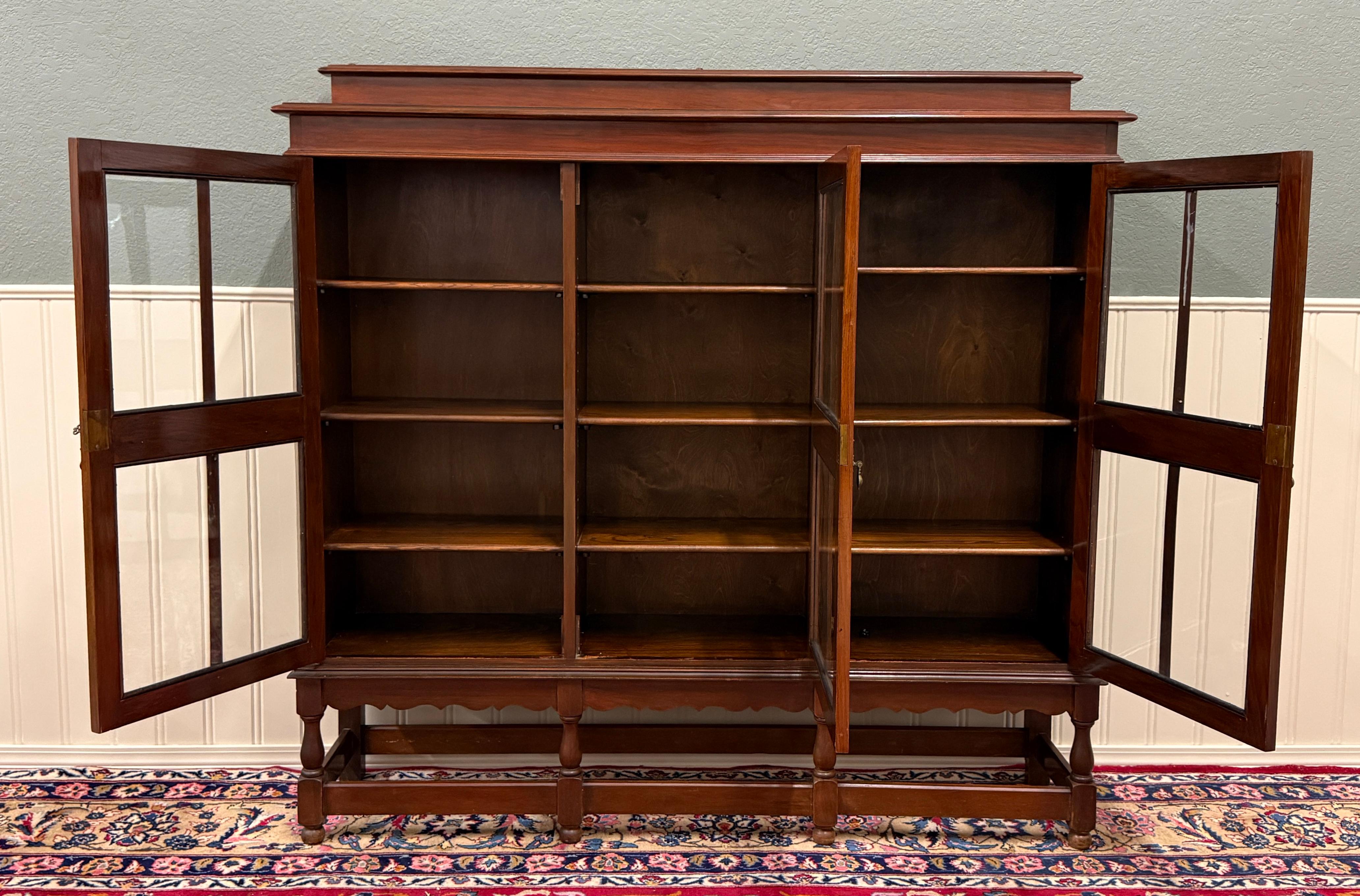 Inglese Antica libreria giacobina inglese Libreria Cabinet Wavy a 3 ante in vetro Mogano in vendita