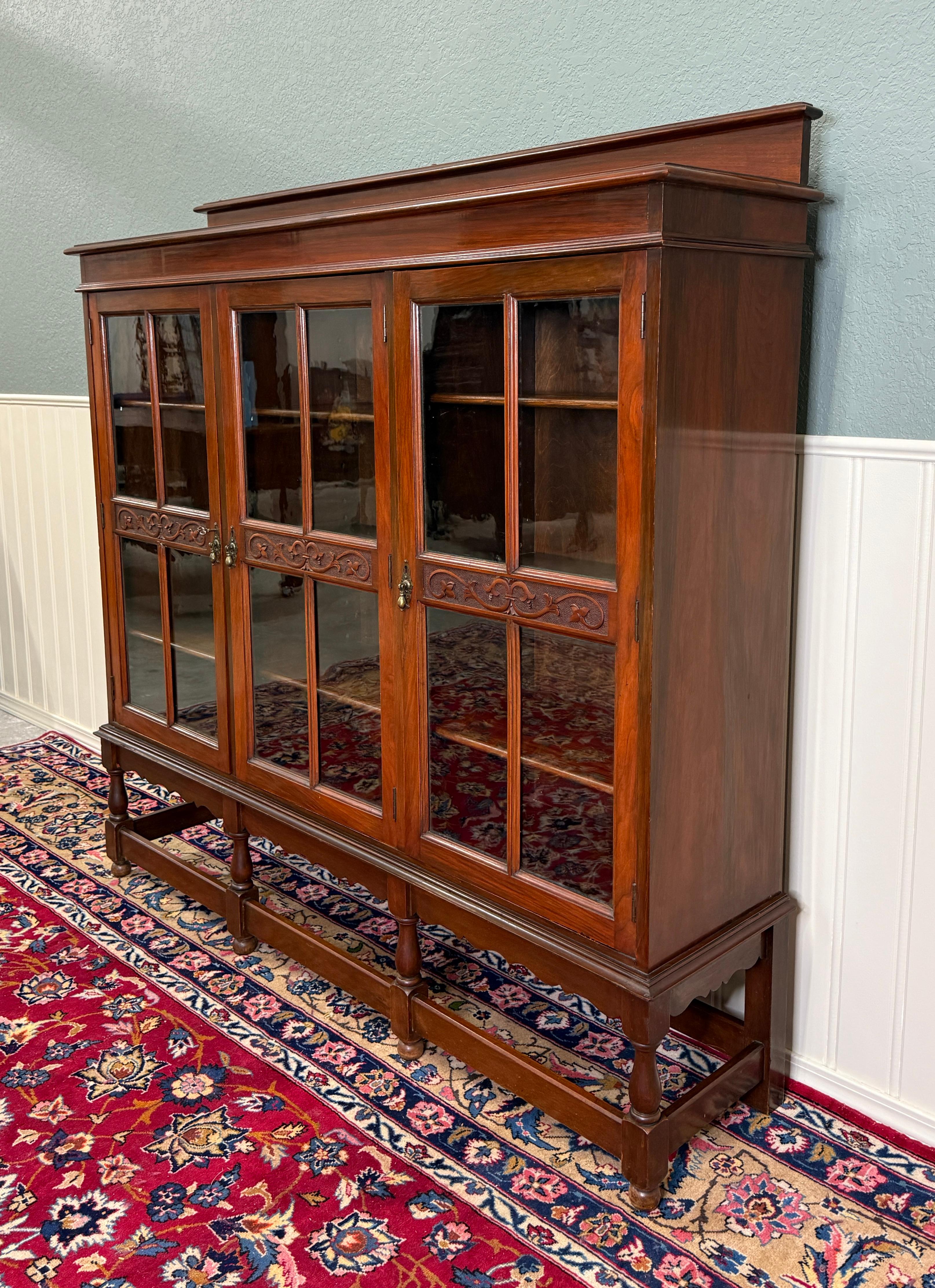 Intagliato Antica libreria giacobina inglese Libreria Cabinet Wavy a 3 ante in vetro Mogano in vendita