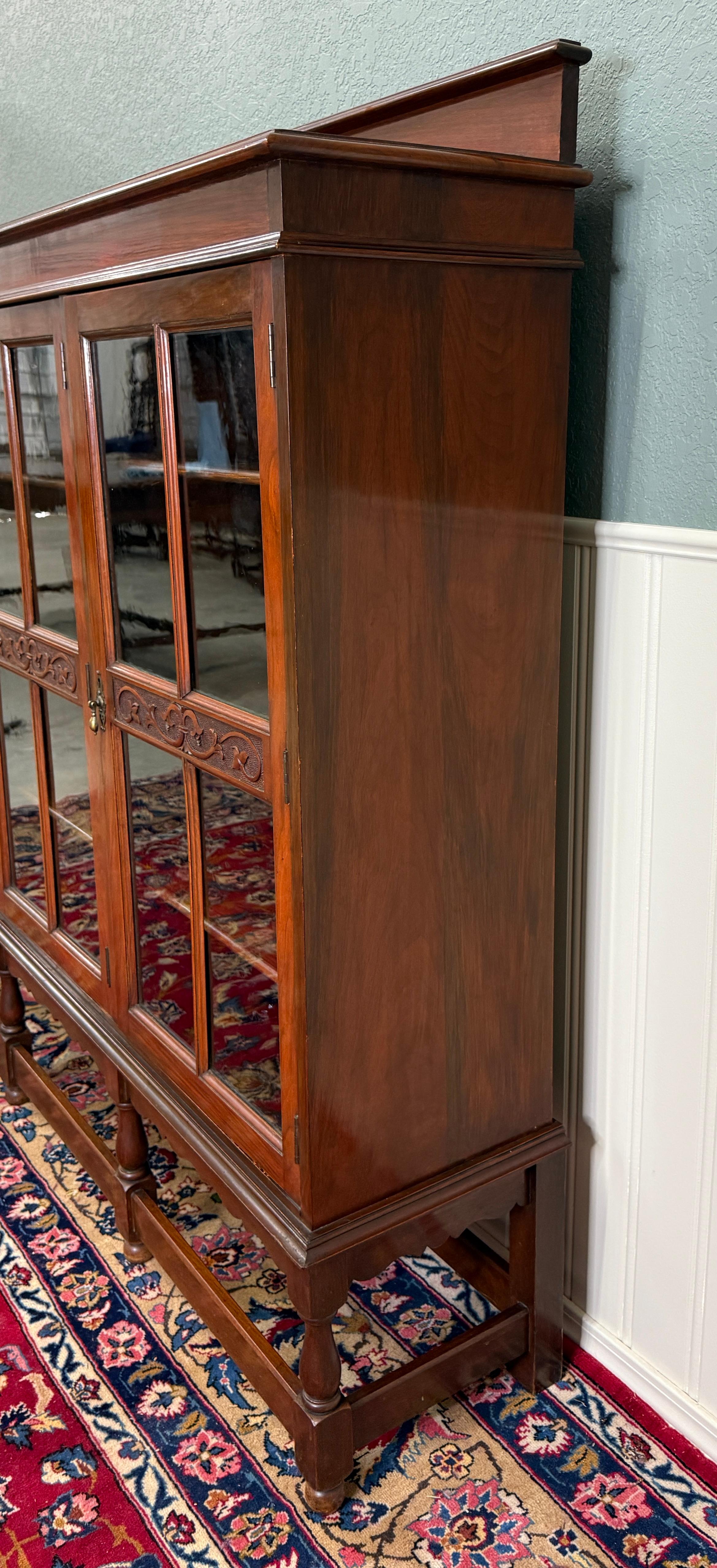 Antica libreria giacobina inglese Libreria Cabinet Wavy a 3 ante in vetro Mogano In condizioni buone in vendita a Tyler, TX