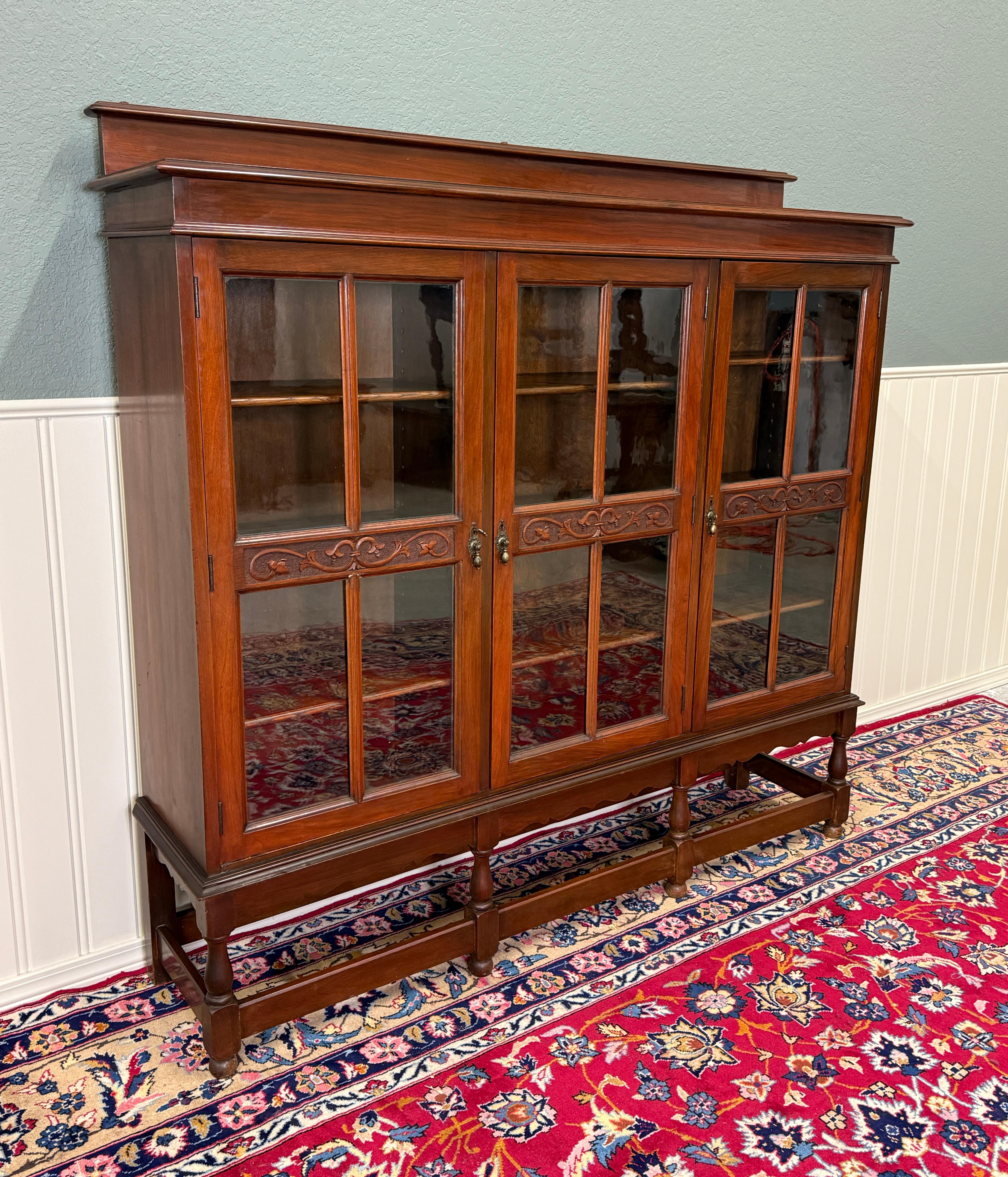 Metà XX secolo Antica libreria giacobina inglese Libreria Cabinet Wavy a 3 ante in vetro Mogano in vendita