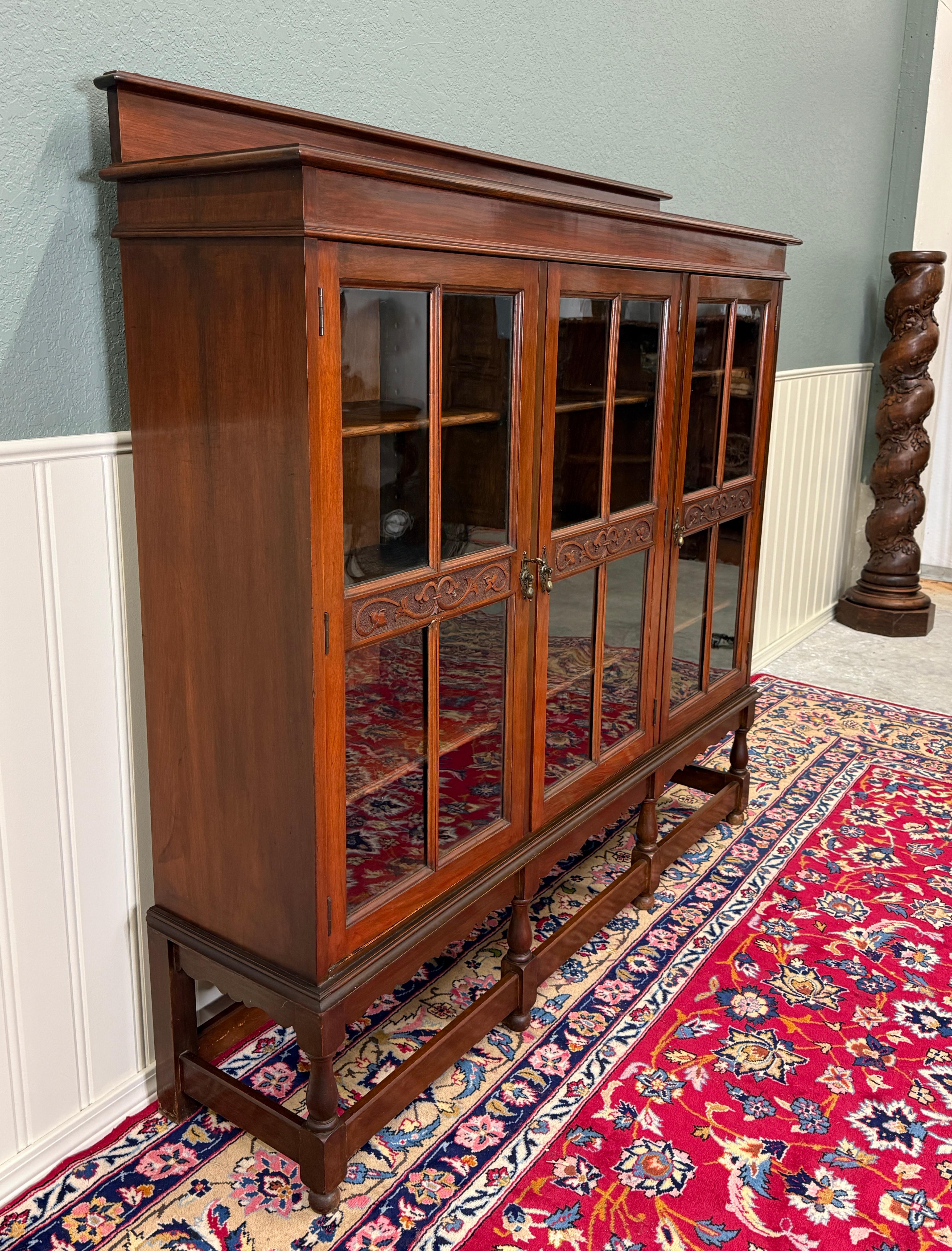 Vetro Antica libreria giacobina inglese Libreria Cabinet Wavy a 3 ante in vetro Mogano in vendita