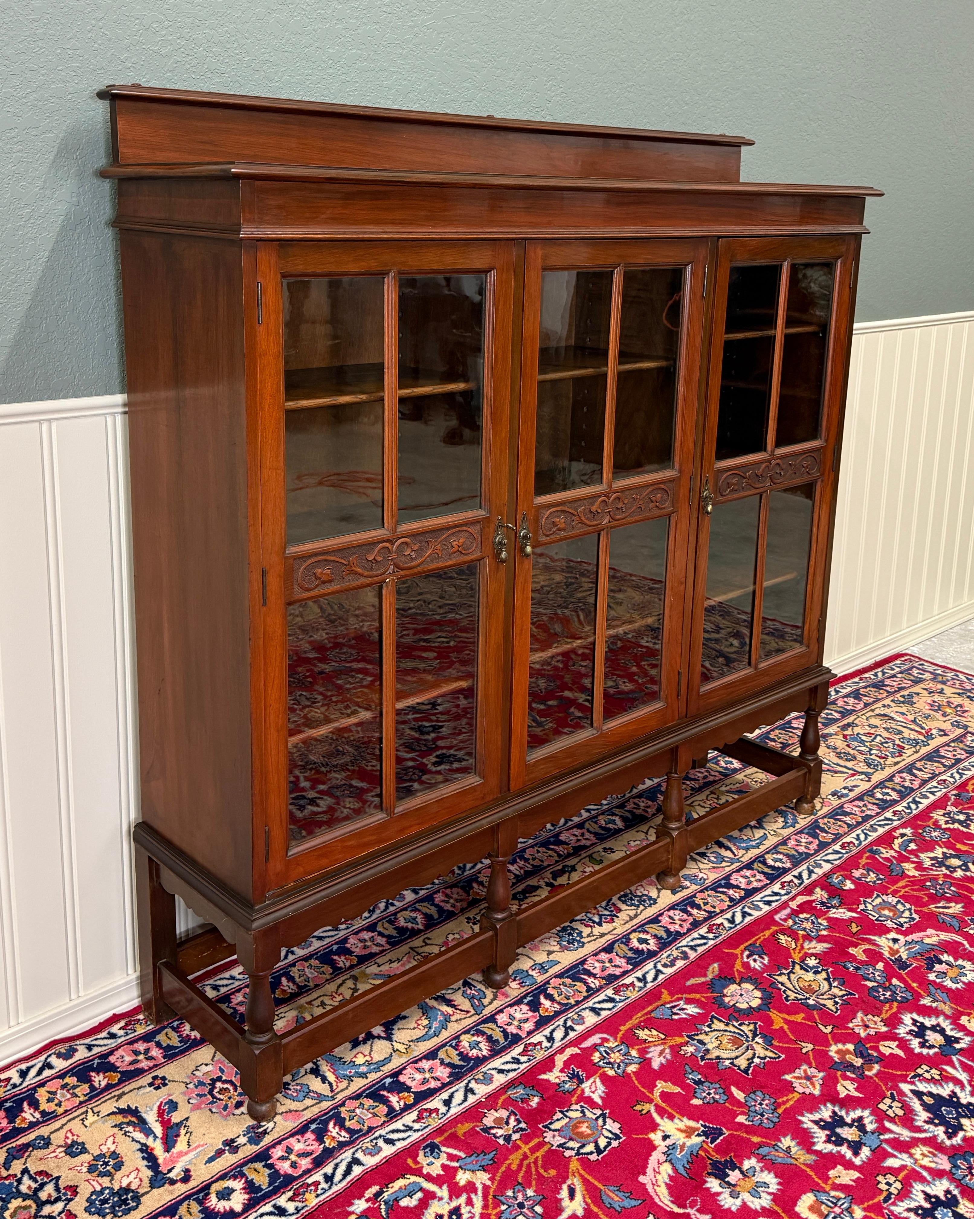 Antica libreria giacobina inglese Libreria Cabinet Wavy a 3 ante in vetro Mogano in vendita 1