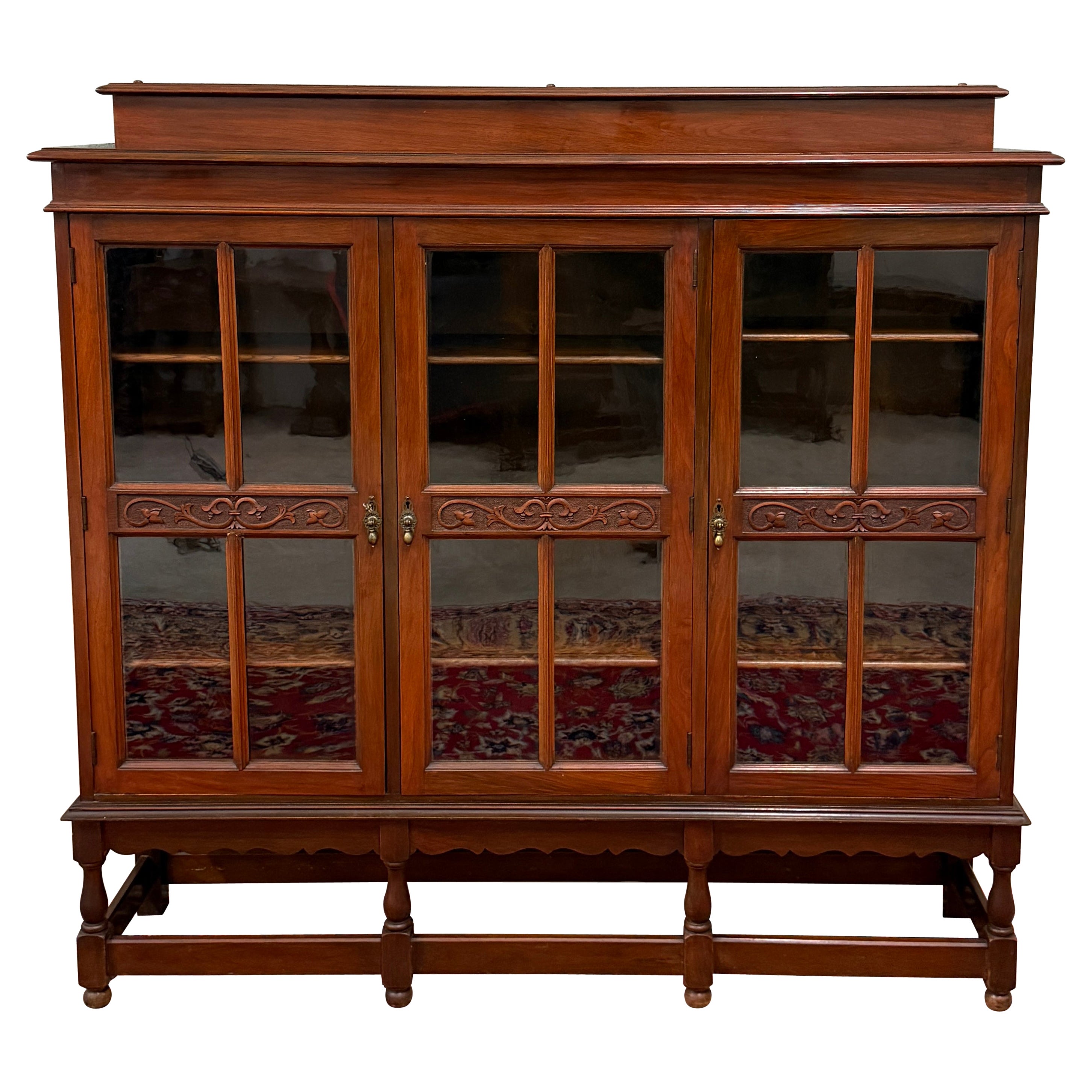 Ancienne Bibliothèque anglaise jacobéenne Cabinet ondulé à 3 portes vitrées Acajou