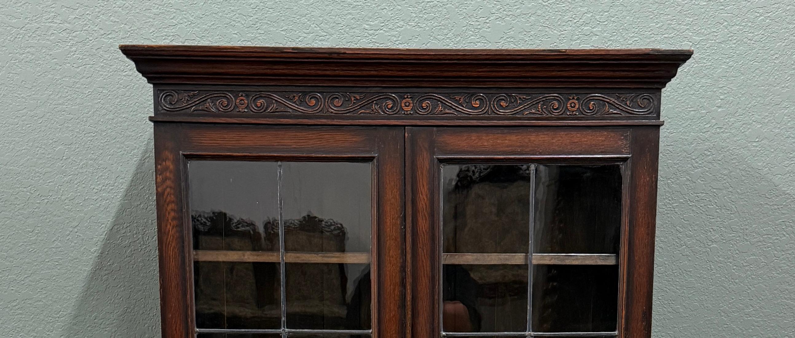 Antique English Jacobean Bookcase Bookshelf Display Cabinet Leaded Glass Oak In Good Condition For Sale In Tyler, TX