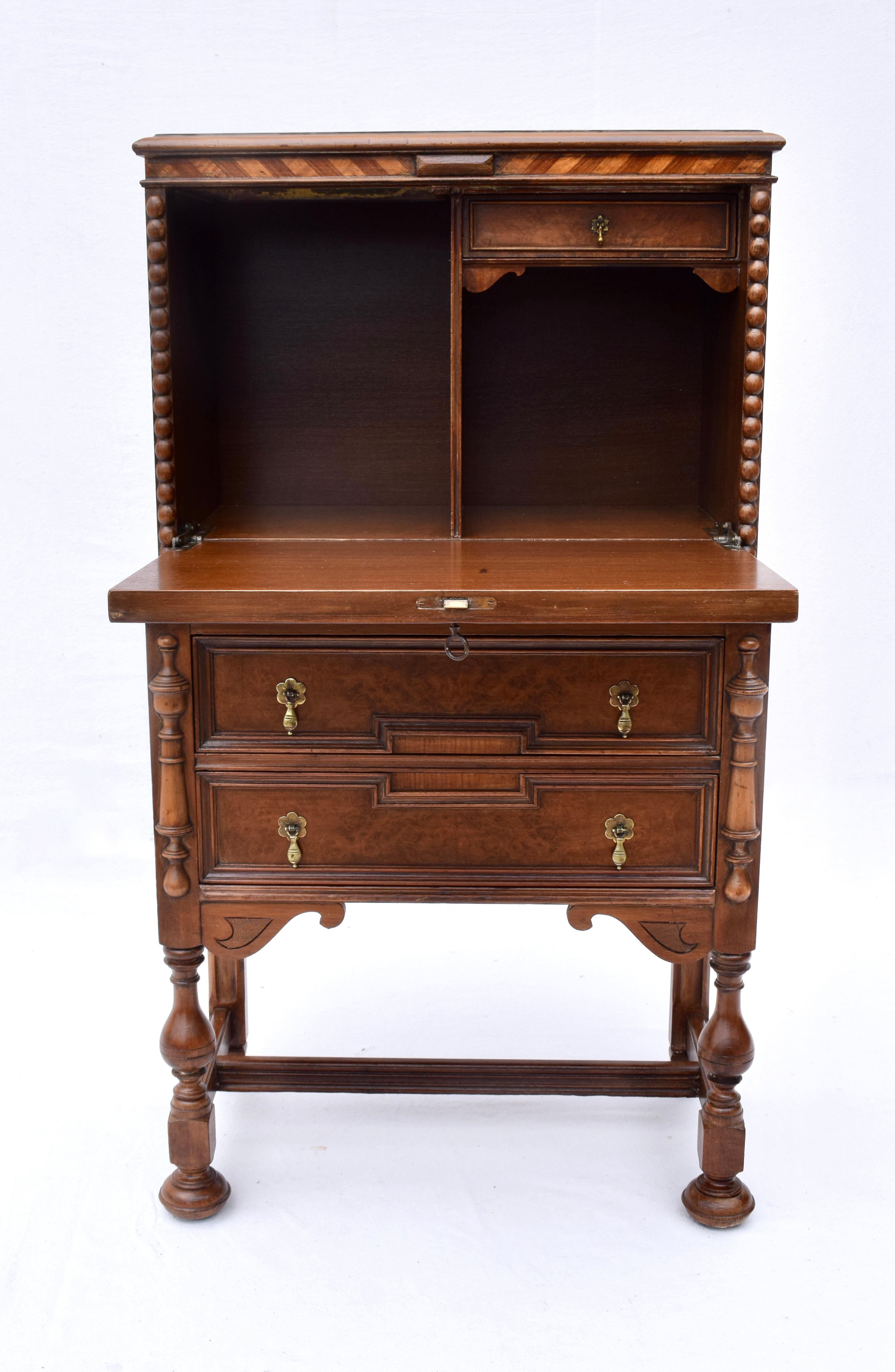 Un mobile bar in stile giacobino dei primi anni del 20° secolo, segretario con fronte a ribalta e tre cassetti.
I nostri restauratori hanno rimosso 4 strati di vernice per esporre sorprendentemente la radica e altri legni, oltre a intricati disegni