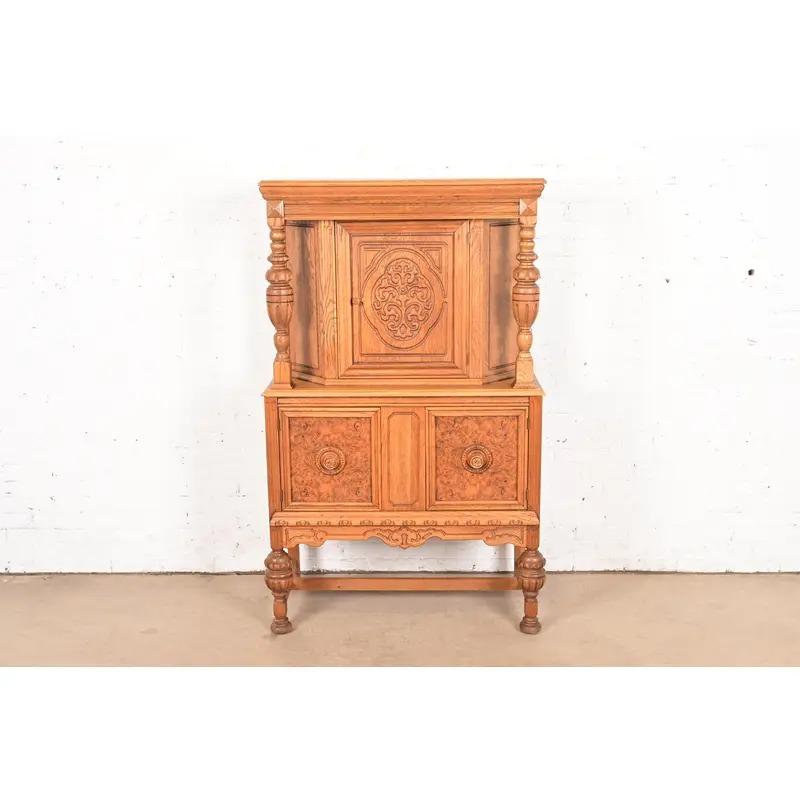 Antiker englischer jakobinischer Barschrank aus geschnitzter Eiche und Wurzelholz, CIRCA 1920 (Jakobinisch) im Angebot