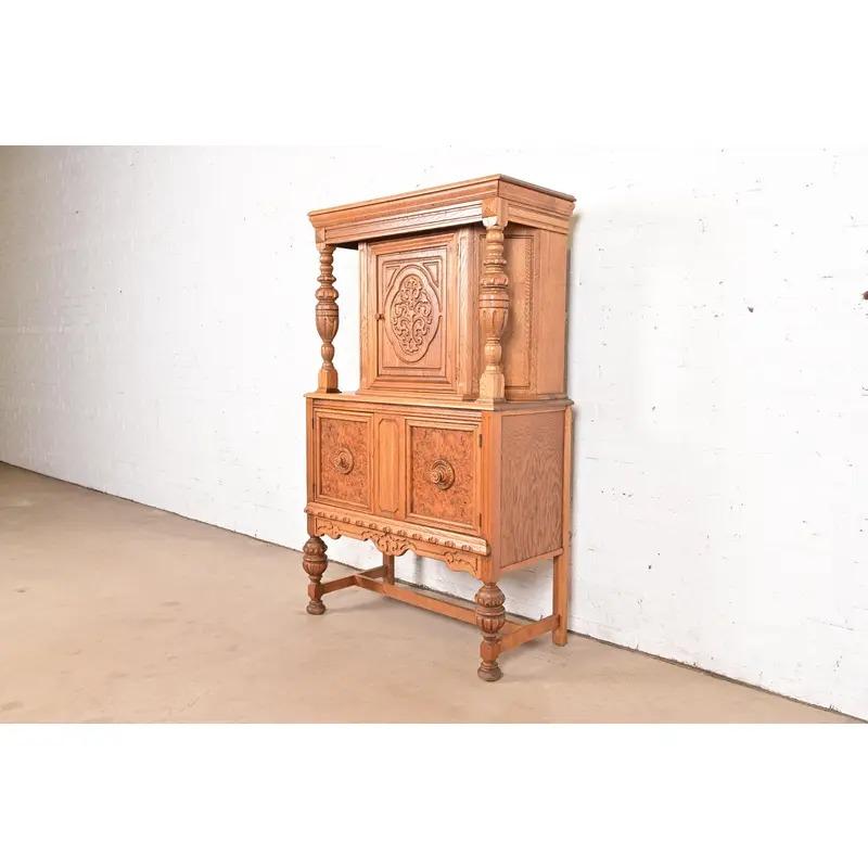 Antiker englischer jakobinischer Barschrank aus geschnitzter Eiche und Wurzelholz, CIRCA 1920 (amerikanisch) im Angebot