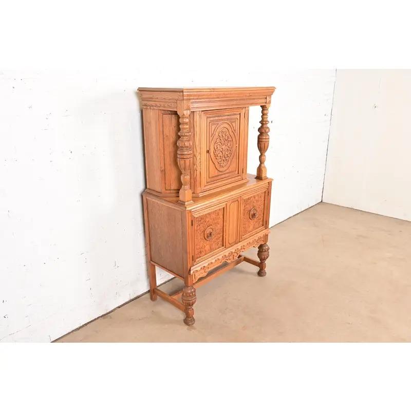 Antiker englischer jakobinischer Barschrank aus geschnitzter Eiche und Wurzelholz, CIRCA 1920 im Zustand „Gut“ im Angebot in South Bend, IN