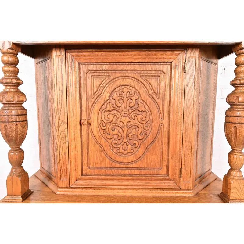 Antiker englischer jakobinischer Barschrank aus geschnitzter Eiche und Wurzelholz, CIRCA 1920 (Eichenholz) im Angebot