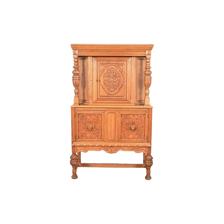 Antico mobile bar giacobiano inglese in legno di rovere e radica intagliato, circa 1920