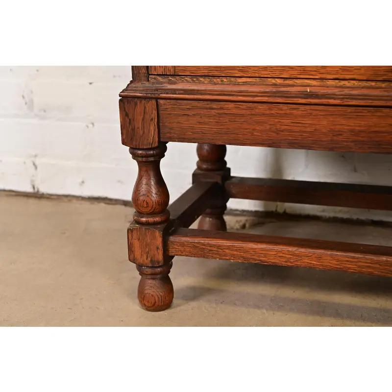 Antigua librería doble inglesa jacobea de roble tallado con frente de cristal, circa años 20 en venta 4