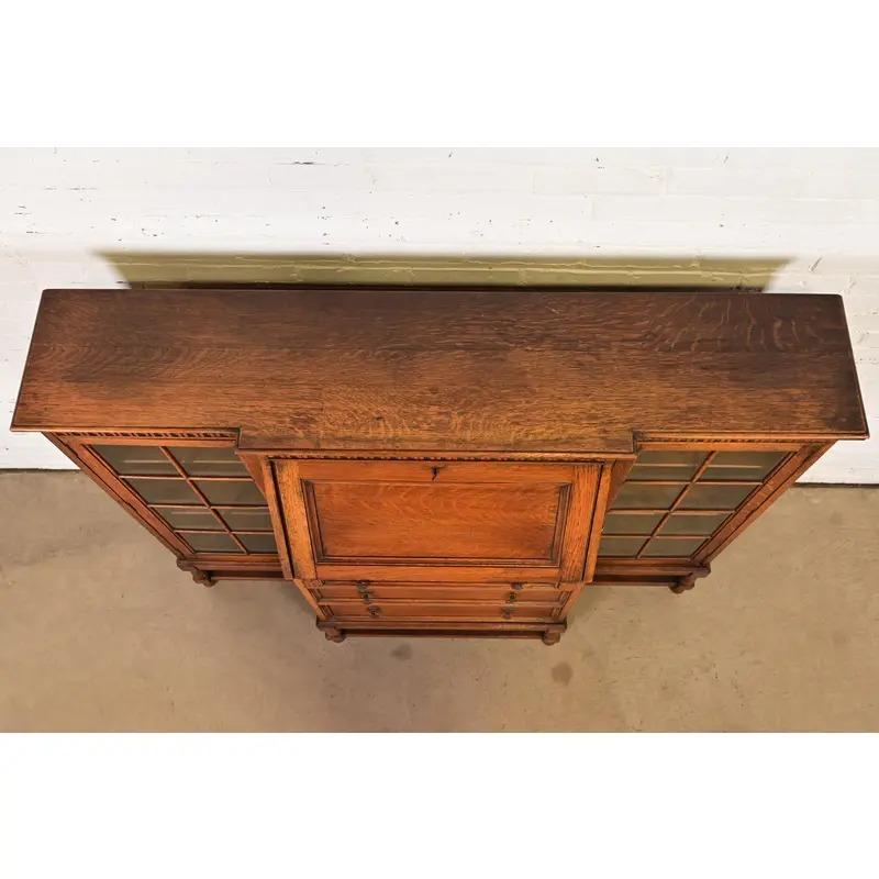 Antigua librería doble inglesa jacobea de roble tallado con frente de cristal, circa años 20 en venta 5