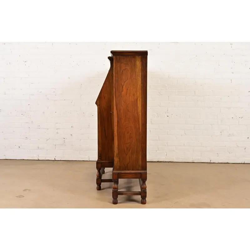 Antigua librería doble inglesa jacobea de roble tallado con frente de cristal, circa años 20 en venta 6