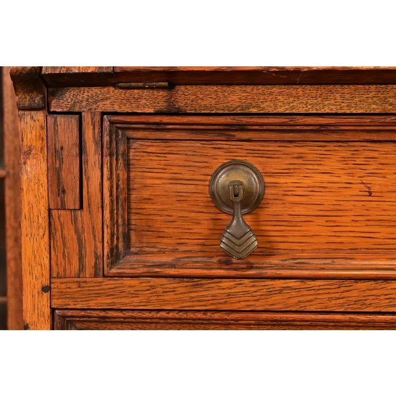 Antigua librería doble inglesa jacobea de roble tallado con frente de cristal, circa años 20 en venta 3