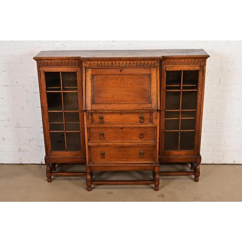 Antigua librería doble inglesa jacobea de roble tallado con frente de cristal, circa años 20 Jacobino en venta