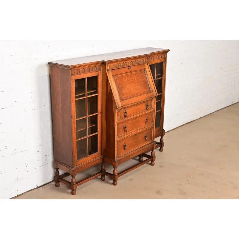 Antigua librería doble inglesa jacobea de roble tallado con frente de cristal, circa años 20 en Bueno estado para la venta en South Bend, IN