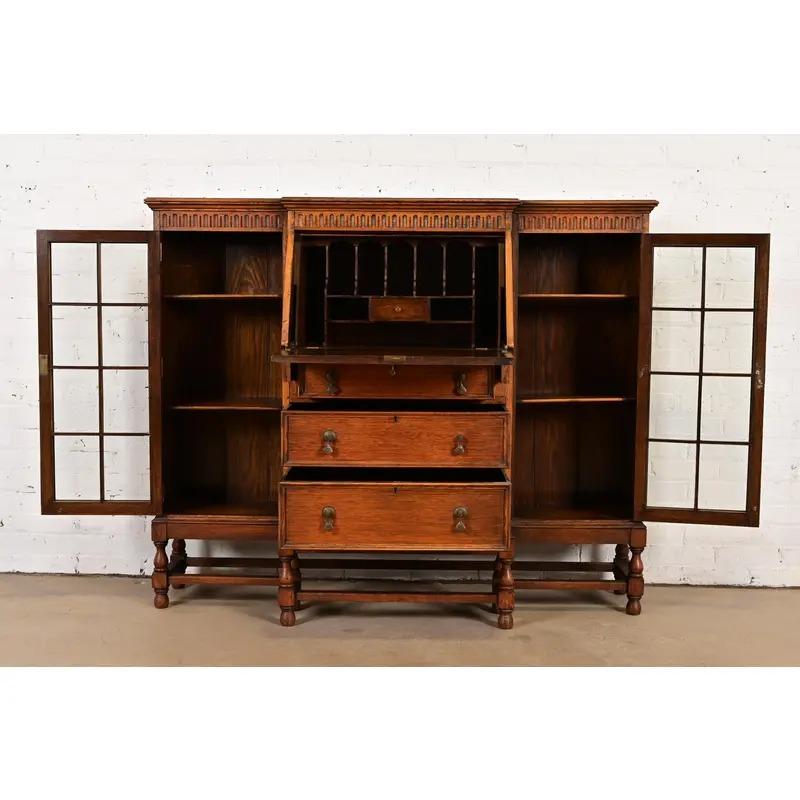 Antigua librería doble inglesa jacobea de roble tallado con frente de cristal, circa años 20 principios del siglo XX en venta