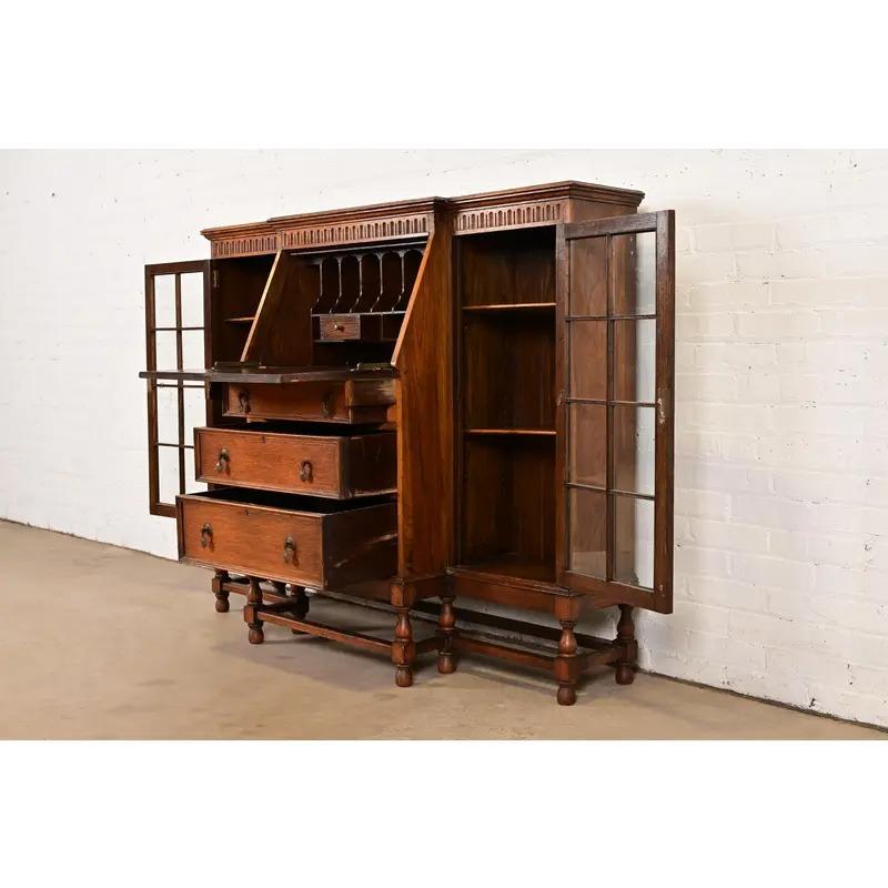 Antigua librería doble inglesa jacobea de roble tallado con frente de cristal, circa años 20 Latón en venta