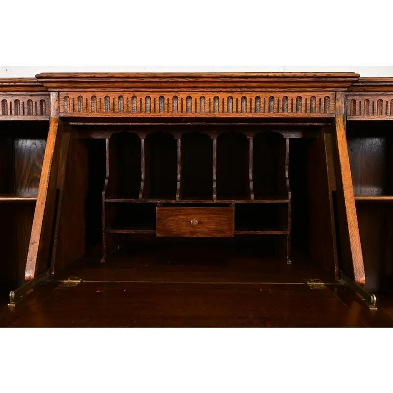 Antigua librería doble inglesa jacobea de roble tallado con frente de cristal, circa años 20 en venta 1