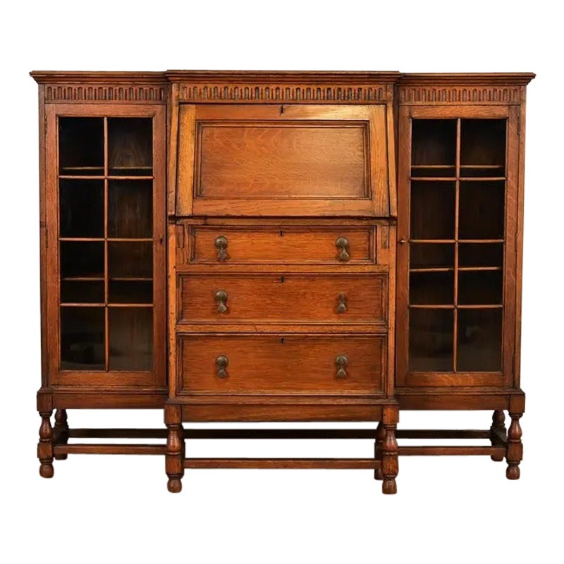 Antigua librería doble inglesa jacobea de roble tallado con frente de cristal, circa años 20 en venta