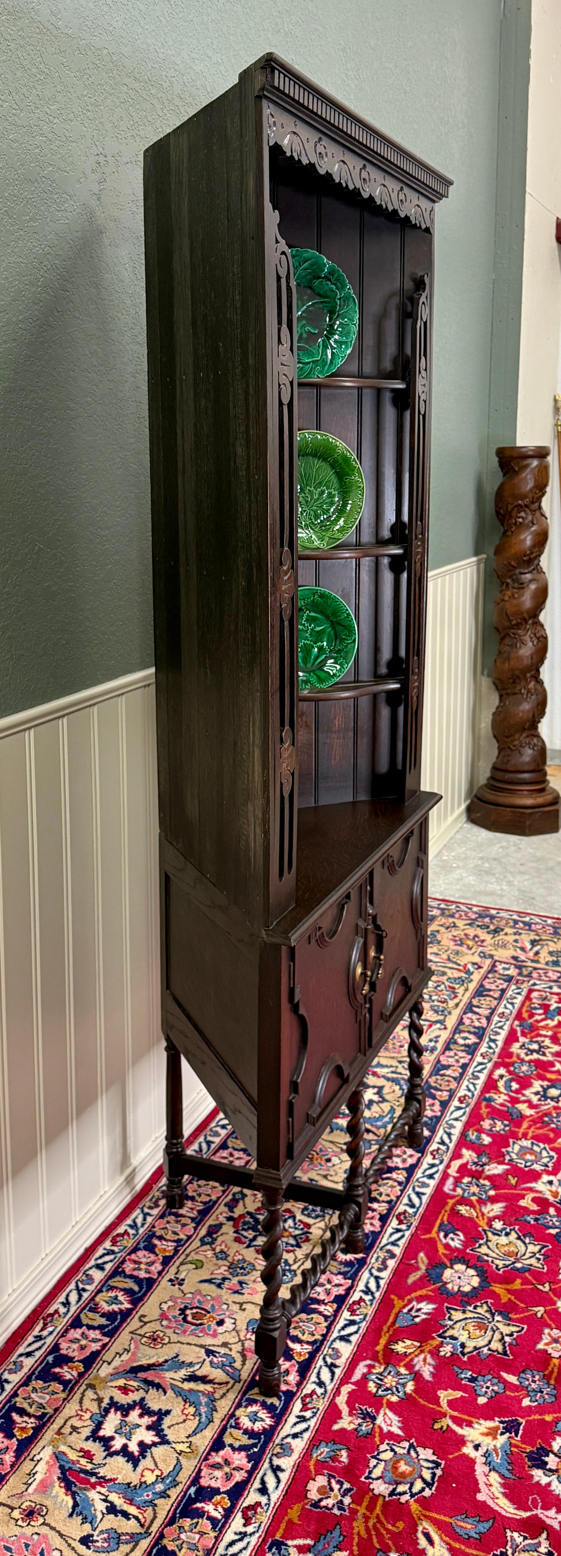 Antico mobile angolare giacobiano inglese con gambe a torsione d'orzo e chiave in Oak TALL 1920s in vendita 4