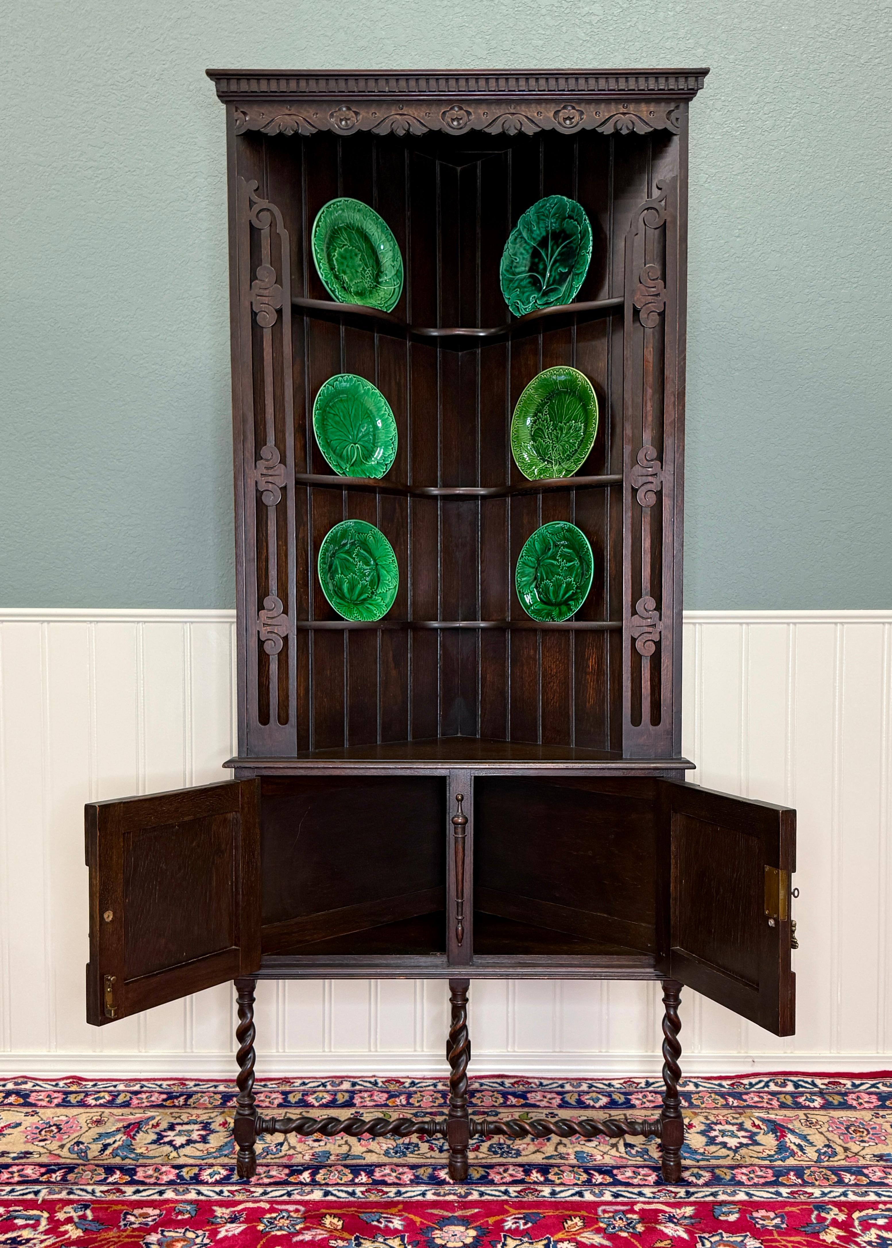 Antico mobile angolare giacobiano inglese con gambe a torsione d'orzo e chiave in Oak TALL 1920s in vendita 6