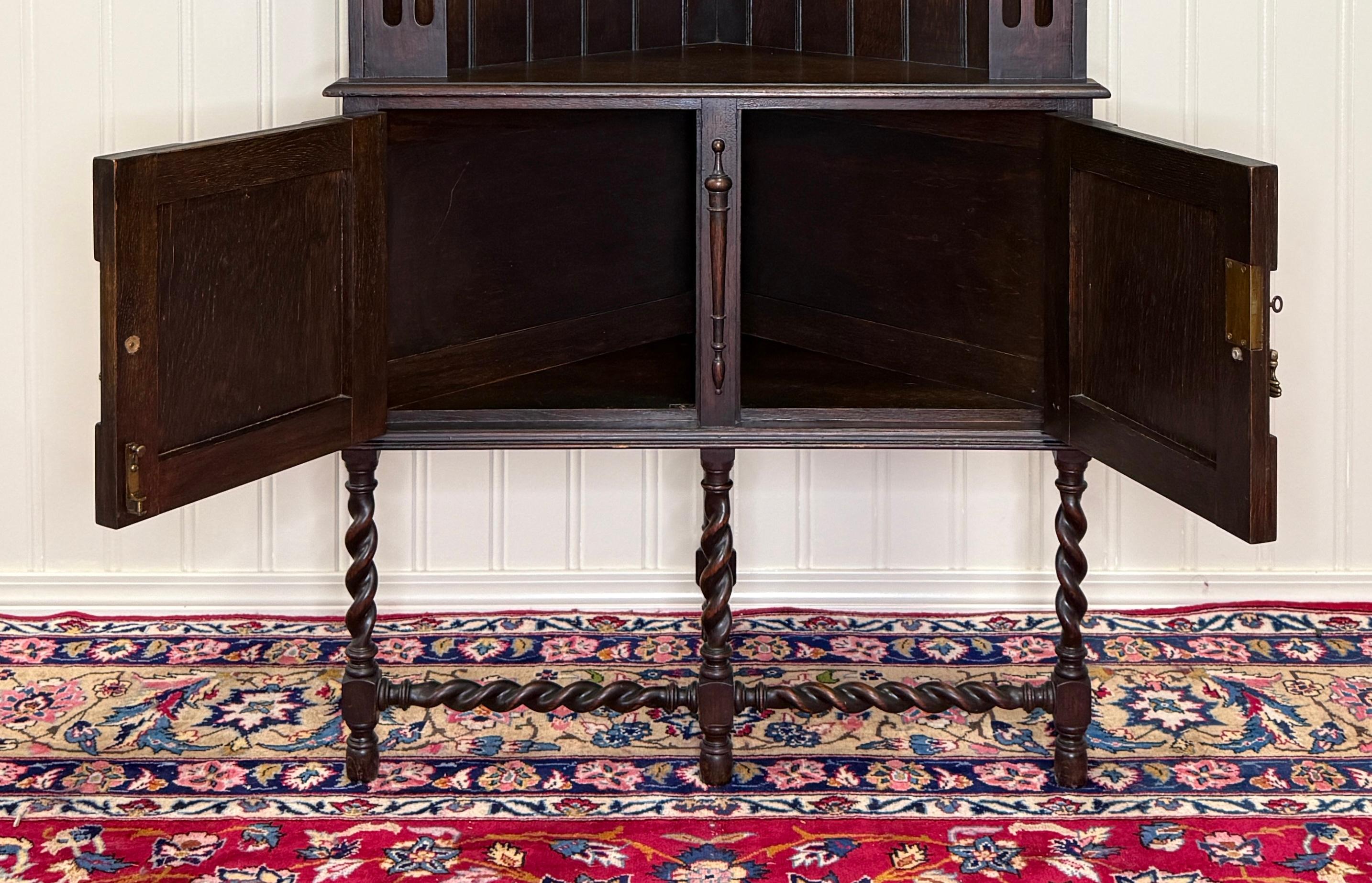 Antico mobile angolare giacobiano inglese con gambe a torsione d'orzo e chiave in Oak TALL 1920s in vendita 7