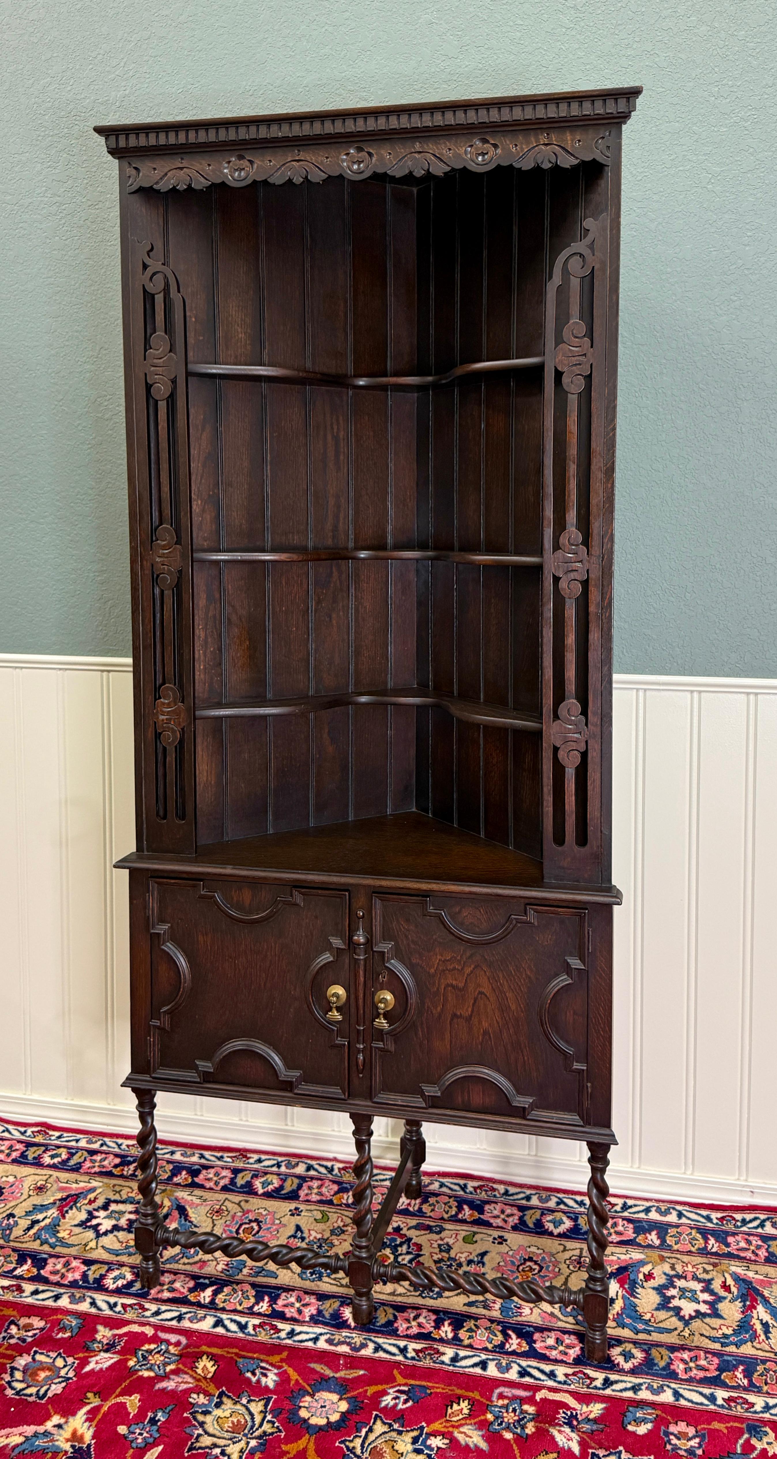 Antico mobile angolare giacobiano inglese con gambe a torsione d'orzo e chiave in Oak TALL 1920s in vendita 8