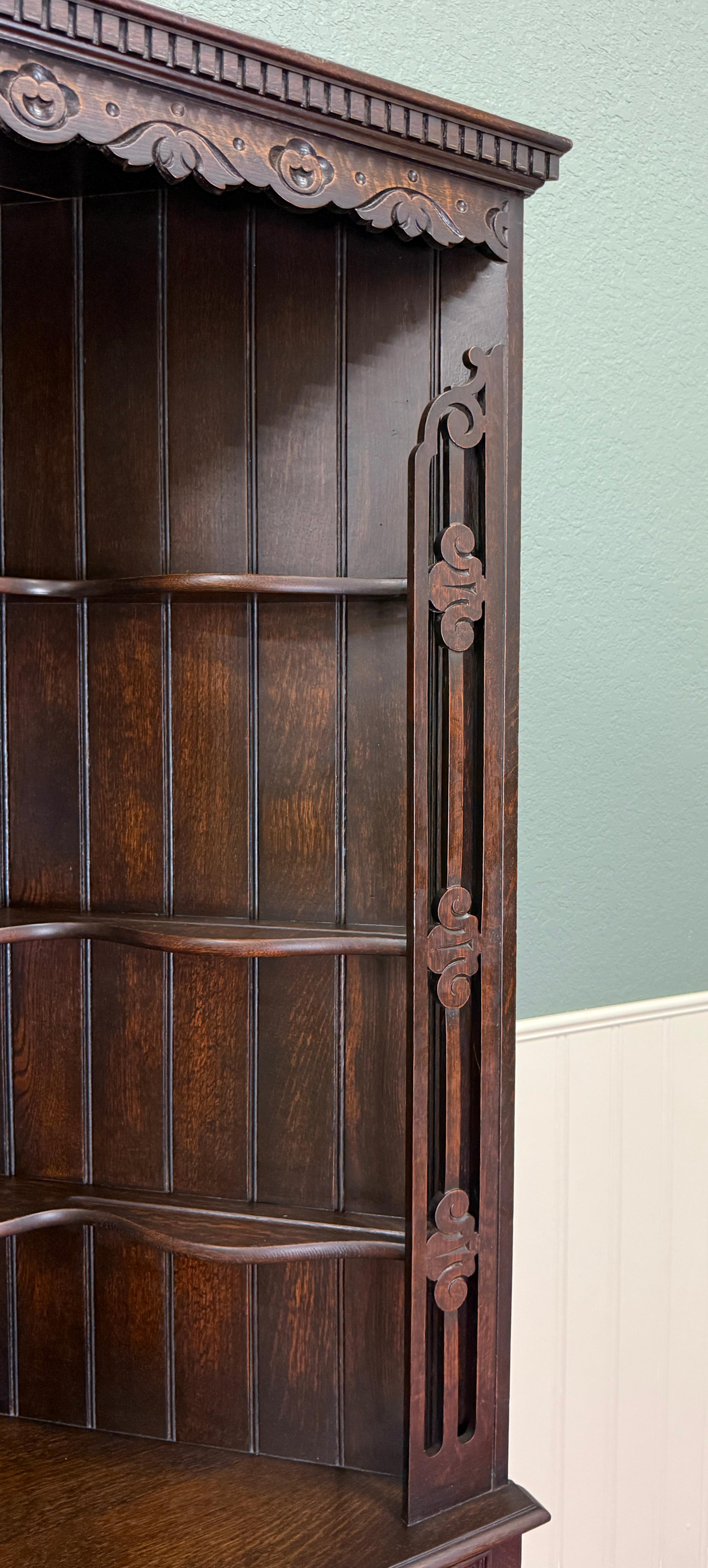 Antico mobile angolare giacobiano inglese con gambe a torsione d'orzo e chiave in Oak TALL 1920s in vendita 9