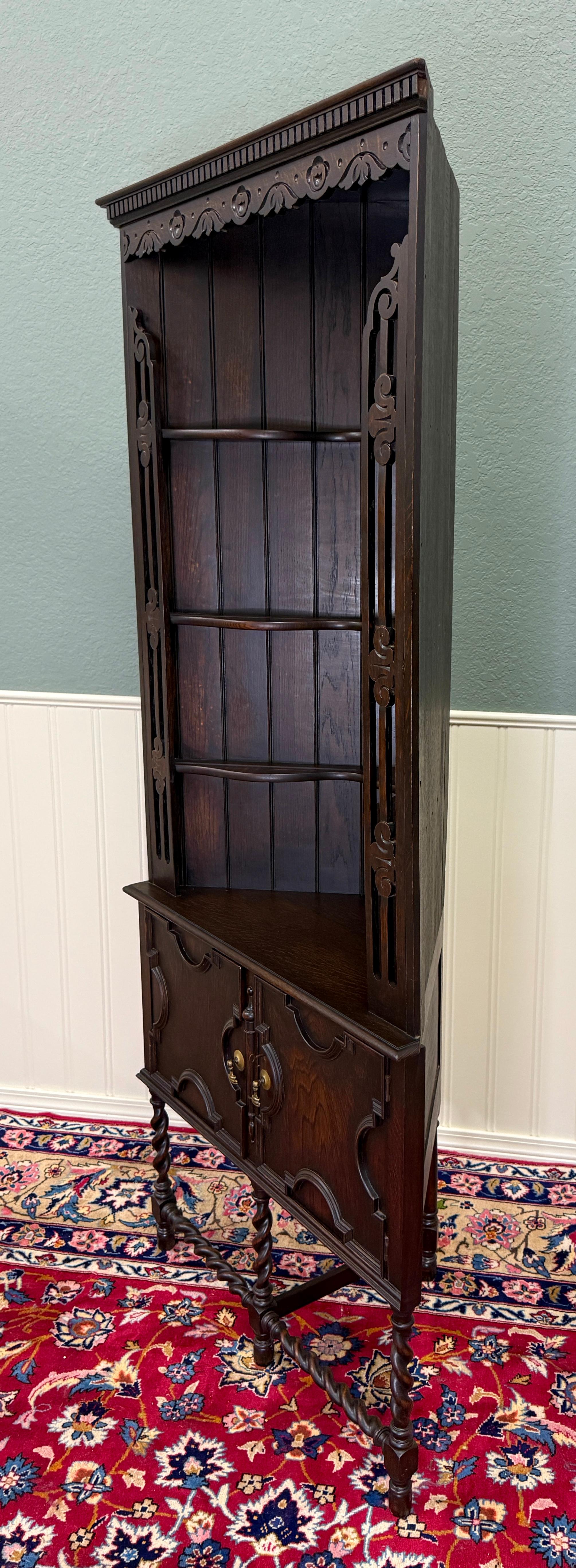Antico mobile angolare giacobiano inglese con gambe a torsione d'orzo e chiave in Oak TALL 1920s in vendita 10