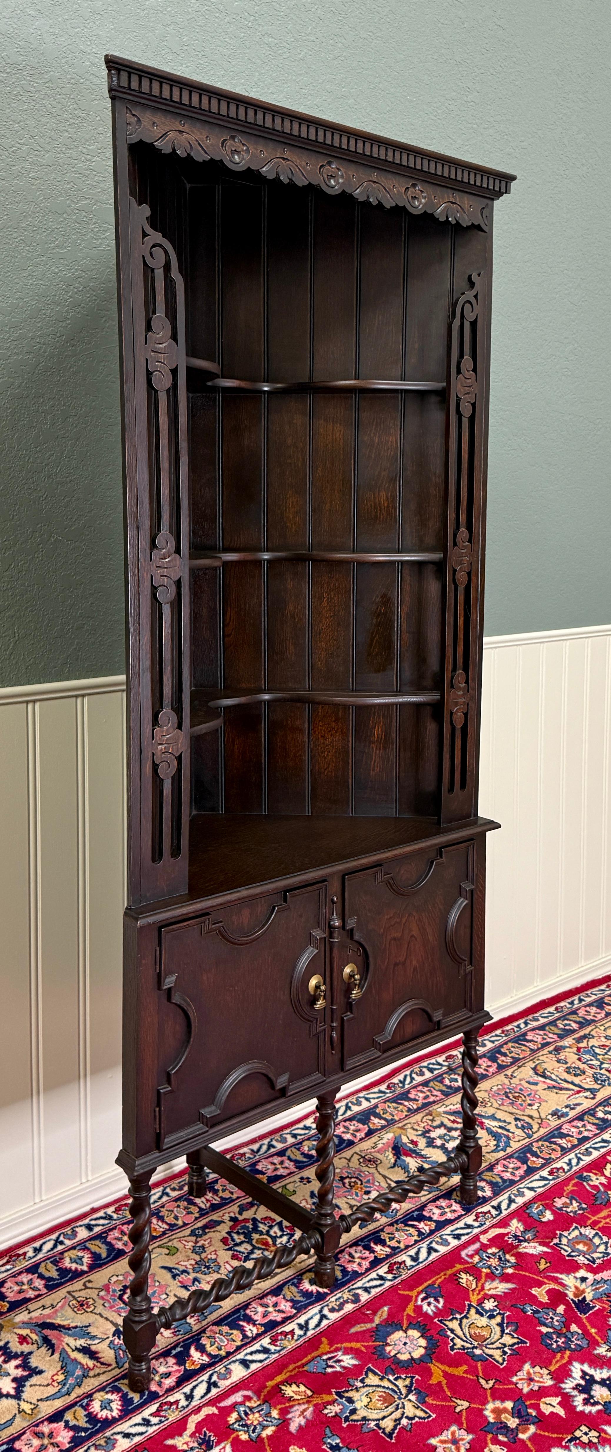 Giacobiano Antico mobile angolare giacobiano inglese con gambe a torsione d'orzo e chiave in Oak TALL 1920s in vendita