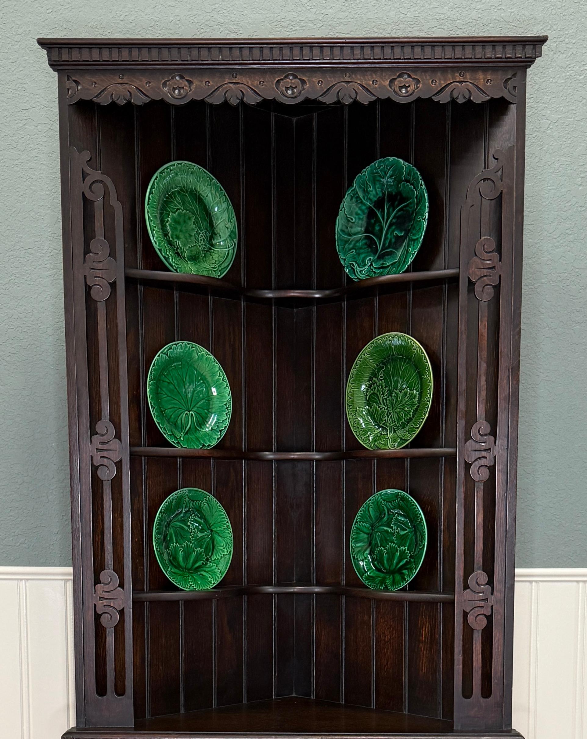 Inglese Antico mobile angolare giacobiano inglese con gambe a torsione d'orzo e chiave in Oak TALL 1920s in vendita