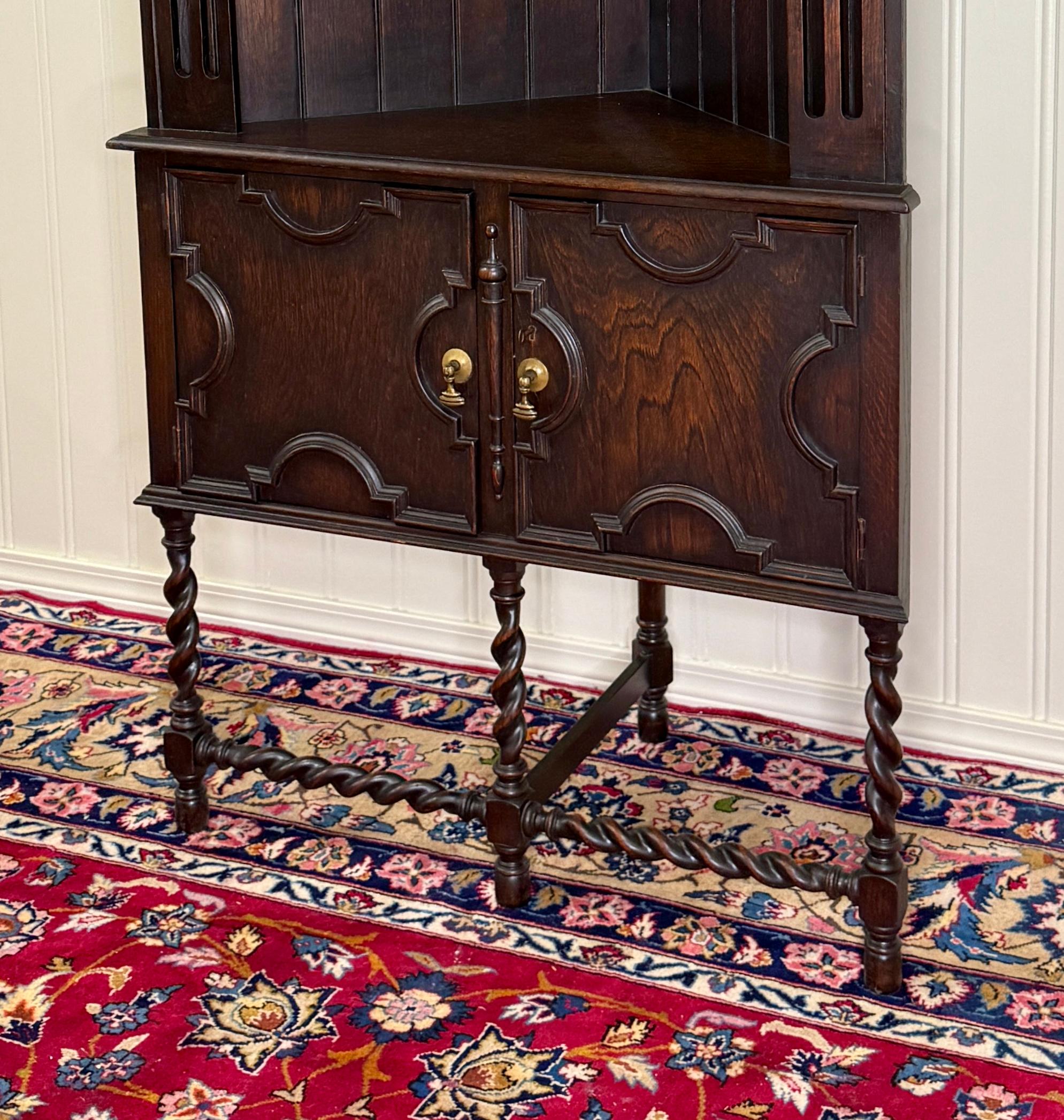 Antico mobile angolare giacobiano inglese con gambe a torsione d'orzo e chiave in Oak TALL 1920s in vendita 1
