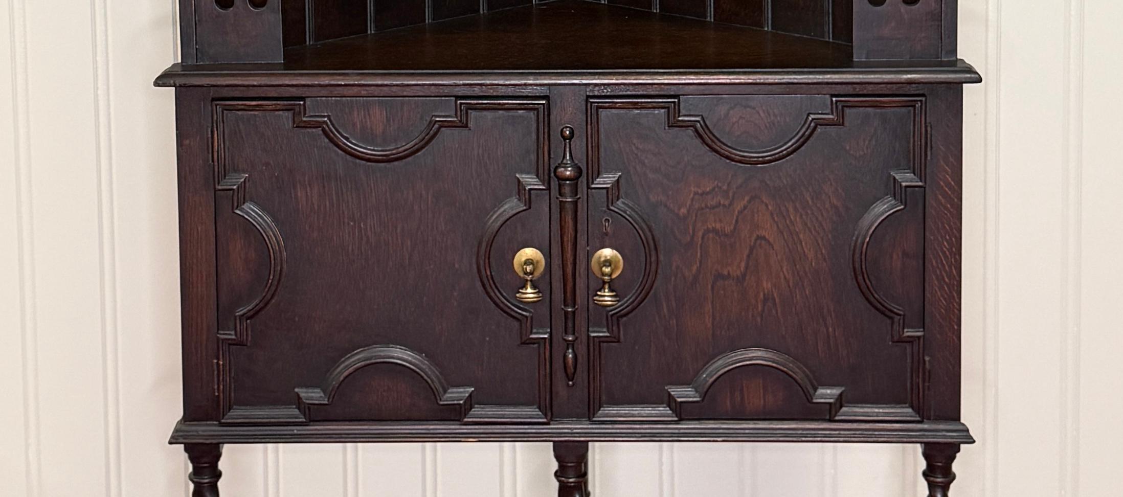 Antico mobile angolare giacobiano inglese con gambe a torsione d'orzo e chiave in Oak TALL 1920s in vendita 2
