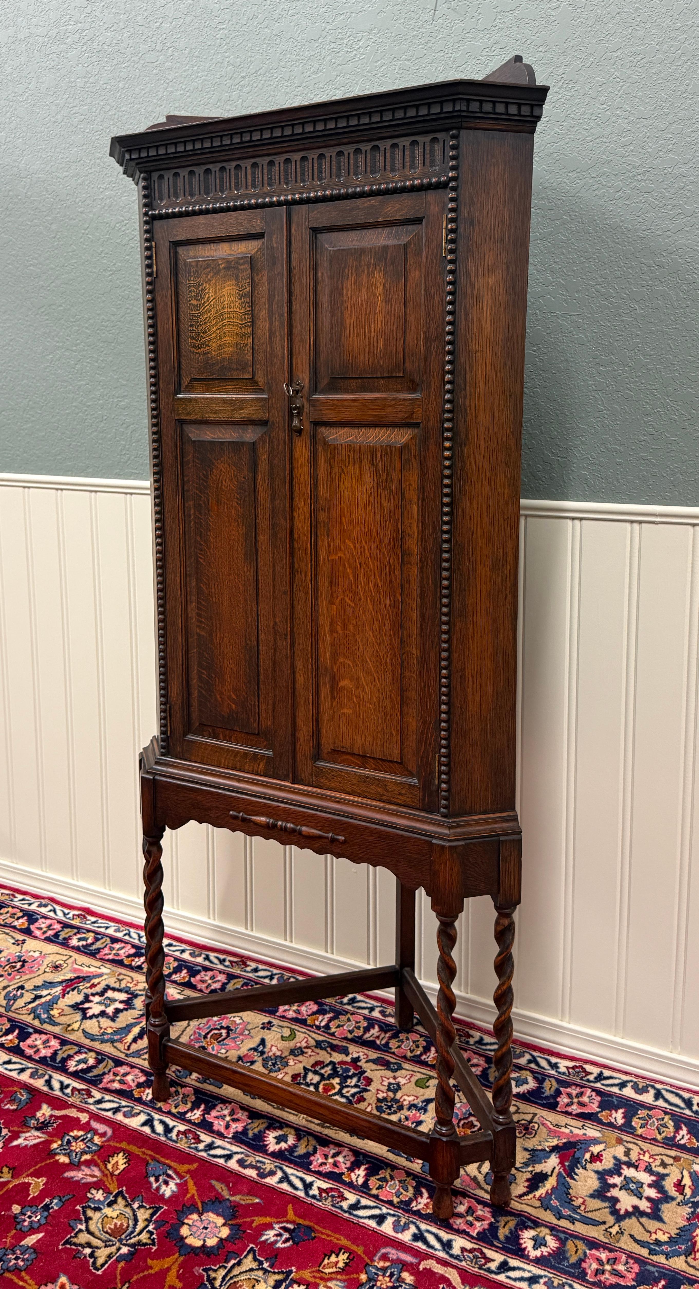 Antiguo Armario de Esquina Inglés Jacobeo Armario de Almacenamiento Barley Twist Roble 1930s en Bueno estado para la venta en Tyler, TX