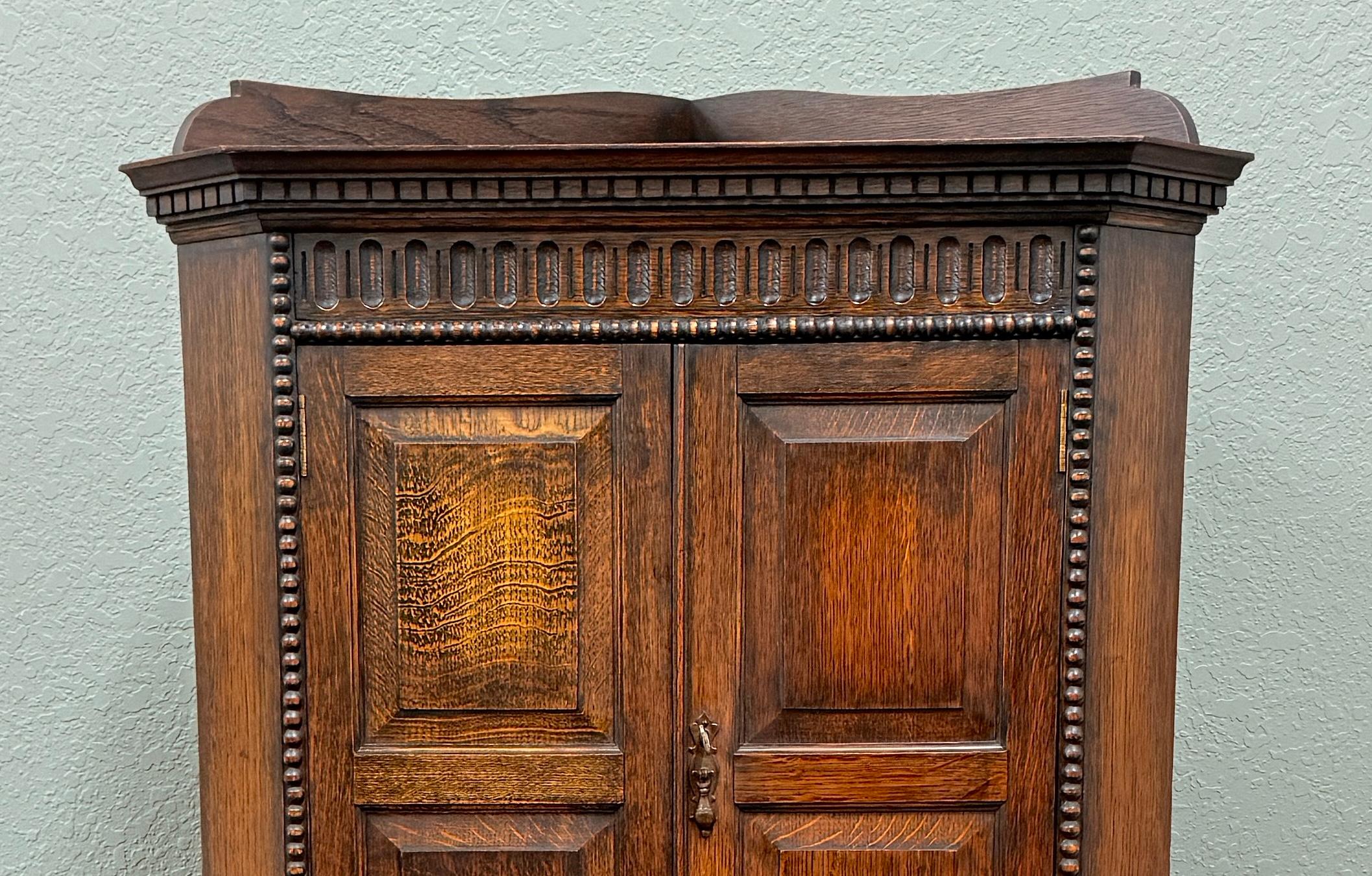 Antiguo Armario de Esquina Inglés Jacobeo Armario de Almacenamiento Barley Twist Roble 1930s mediados del siglo XX en venta