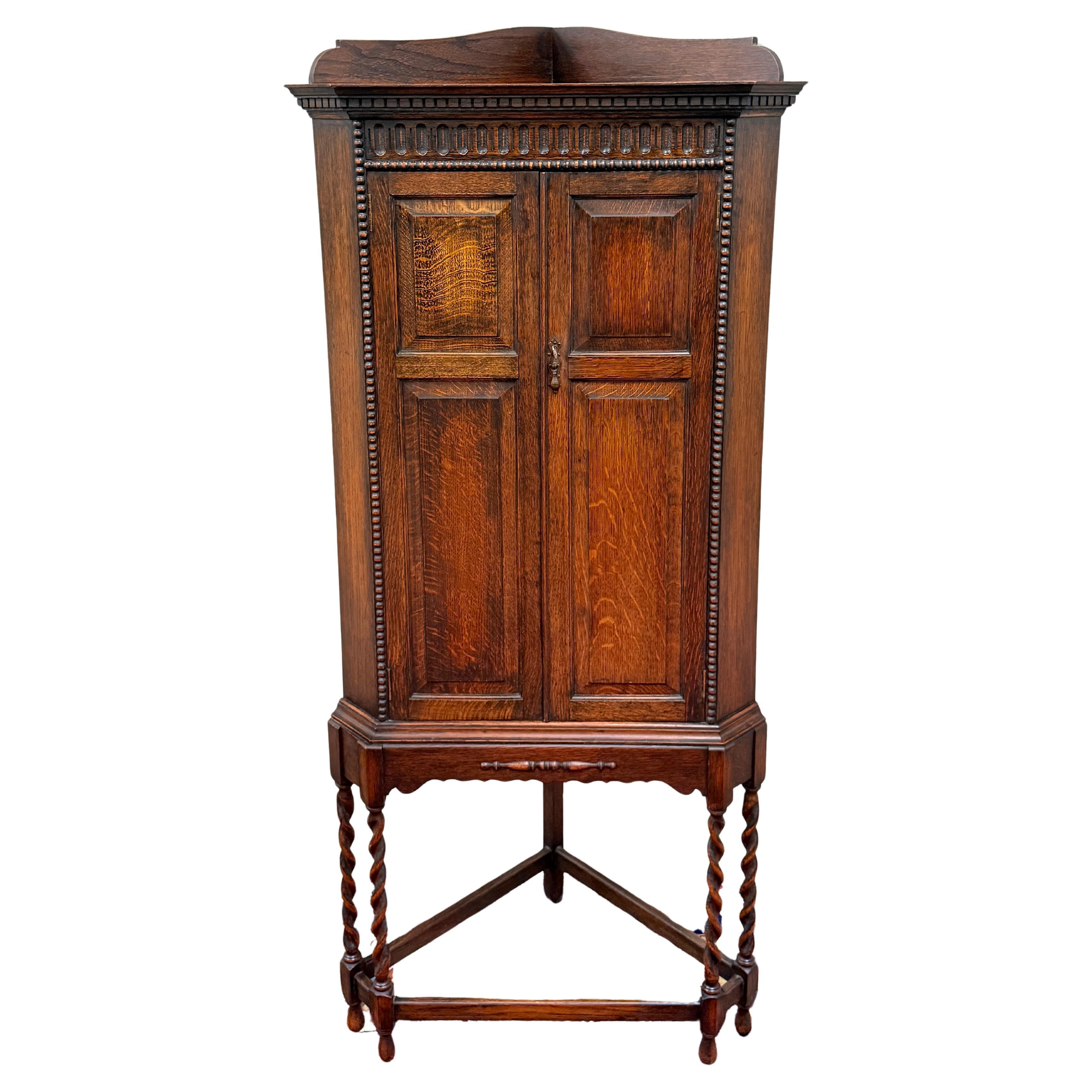 Antiguo Armario de Esquina Inglés Jacobeo Armario de Almacenamiento Barley Twist Roble 1930s en venta