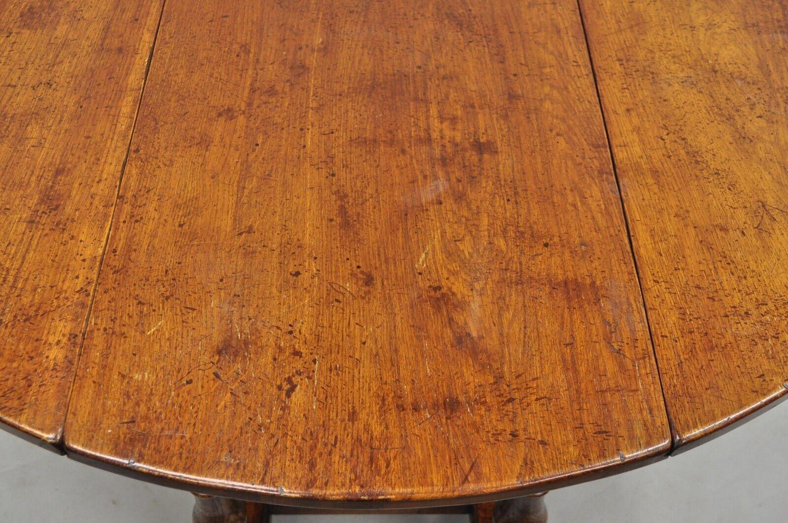 Ancienne table de salle à manger ronde en chêne de pays English Jacobean Gateleg 55