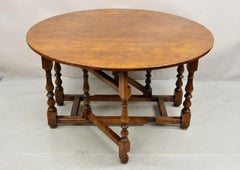 Ancienne table de salle à manger ronde en chêne de pays English Jacobean Gateleg 55" Drop Leaf