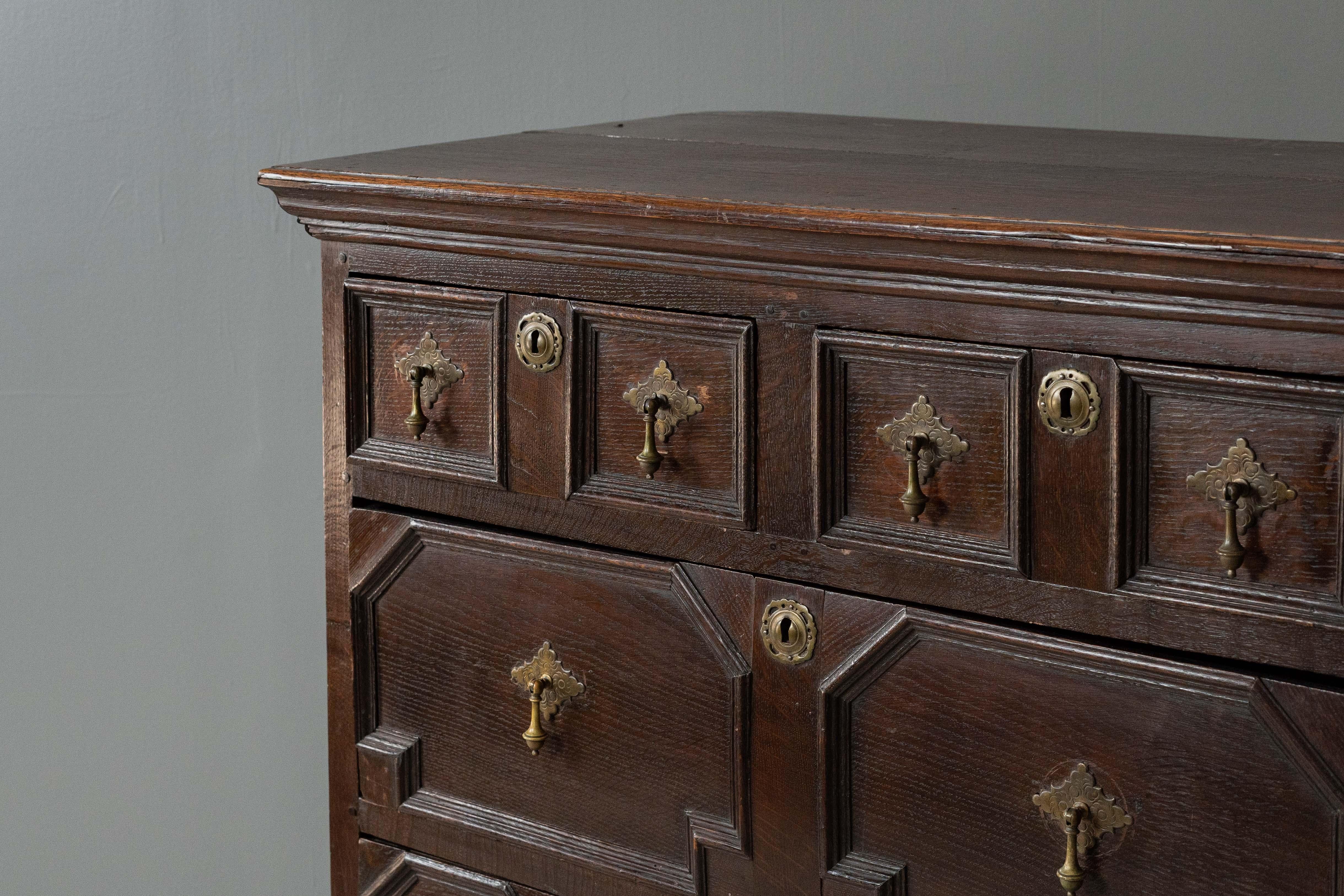 Antique English Jacobean Oak Chest In Good Condition For Sale In Cambridge, US