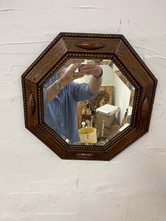 Antiguo espejo de pared octogonal jacobeo inglés con marco de roble biselado