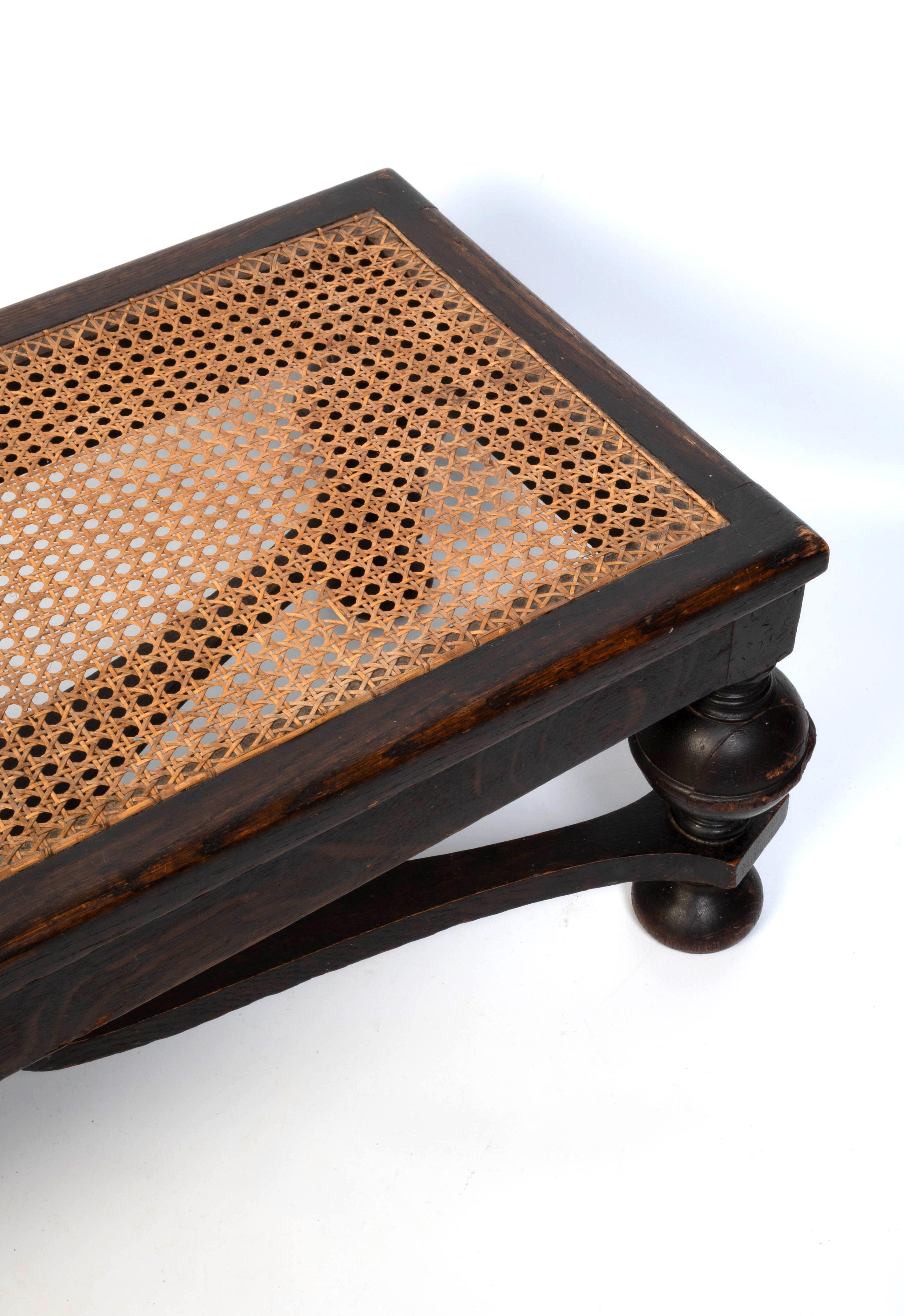 Antiguo Banco Taburete Largo Estilo Jacobeo Inglés De Roble Y Caña en venta 8