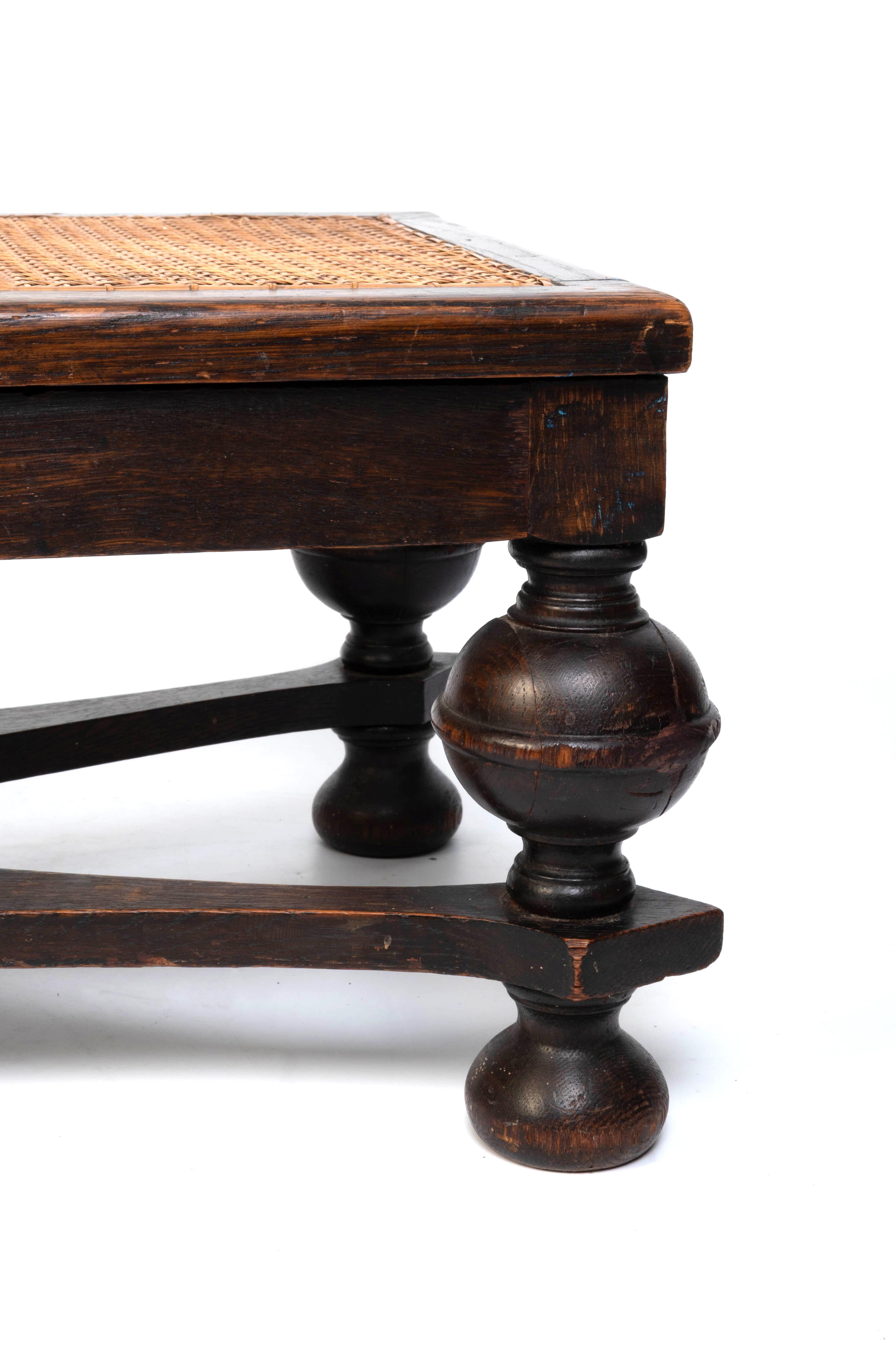 Antiguo Banco Taburete Largo Estilo Jacobeo Inglés De Roble Y Caña siglo XX en venta