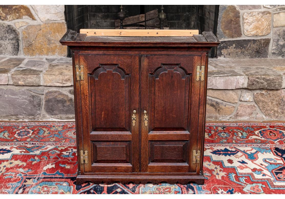 Une remarquable et très belle armoire de rangement à deux portes du 19e siècle avec des portes sculptées de style gothique anglais traditionnel, un grain fin et des poignées de porte en laiton, des entrées de clé (avec clé) et des charnières.  (les