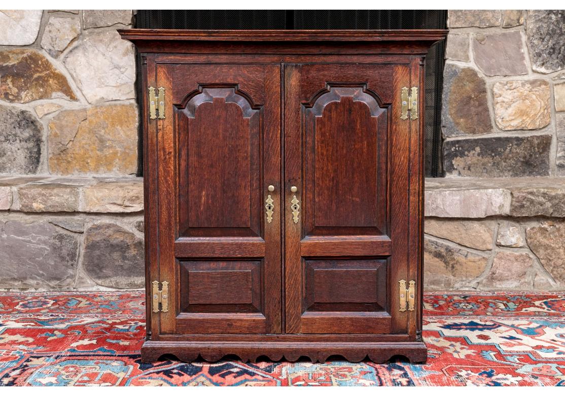 Gothique Antique English Jacobean Style Stained Oak Wall Cupboard (Armoire murale en chêne teinté) en vente