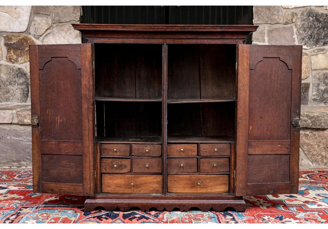 Anglais Antique English Jacobean Style Stained Oak Wall Cupboard (Armoire murale en chêne teinté) en vente