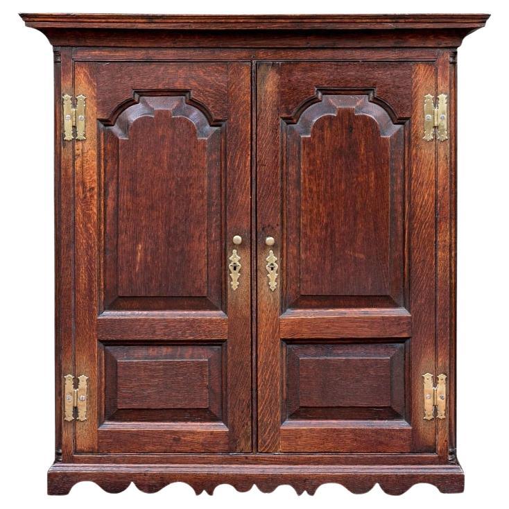 Antique English Jacobean Style Stained Oak Wall Cupboard (Armoire murale en chêne teinté) en vente